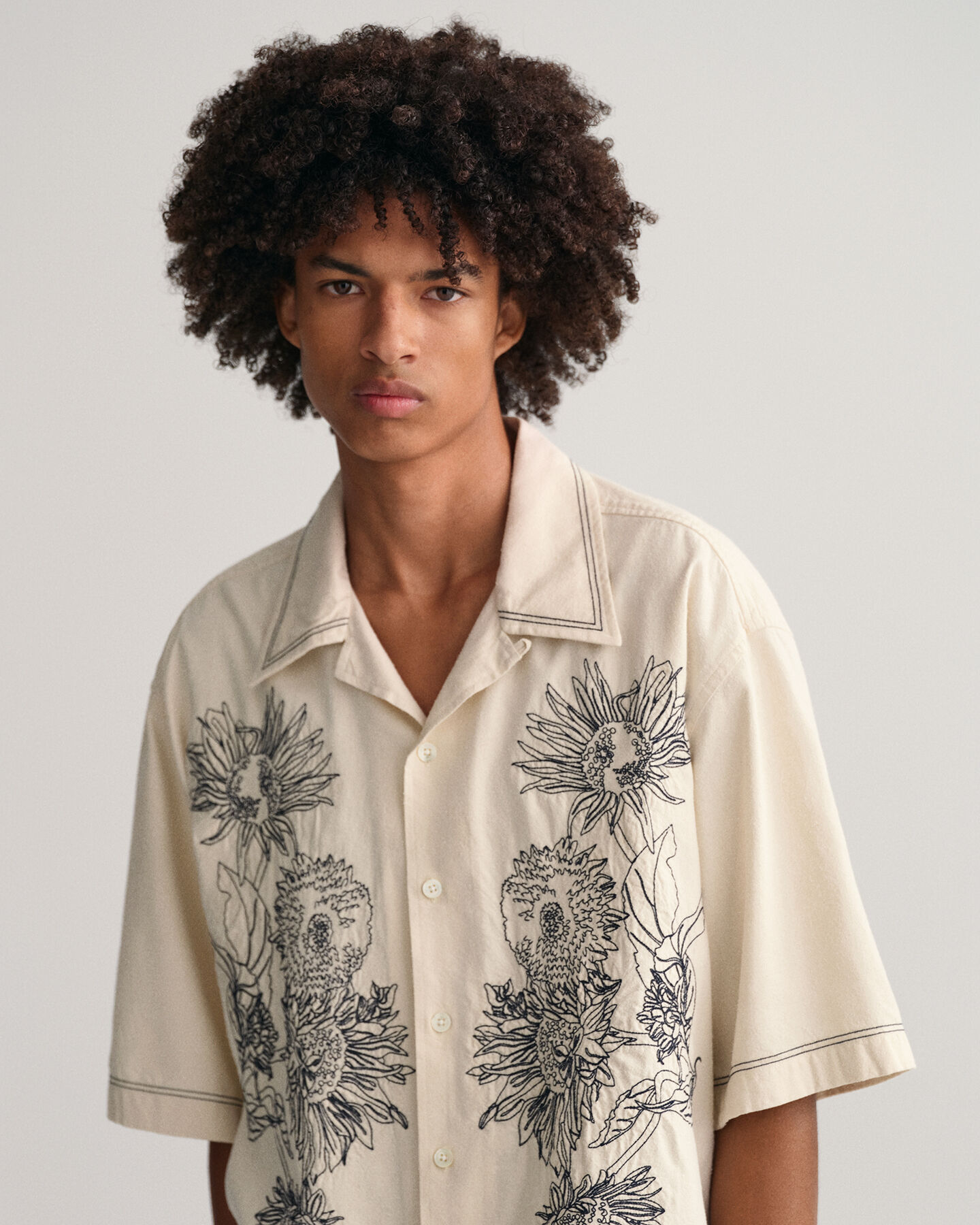 Oversized overhemd met borduurwerk en korte mouwen