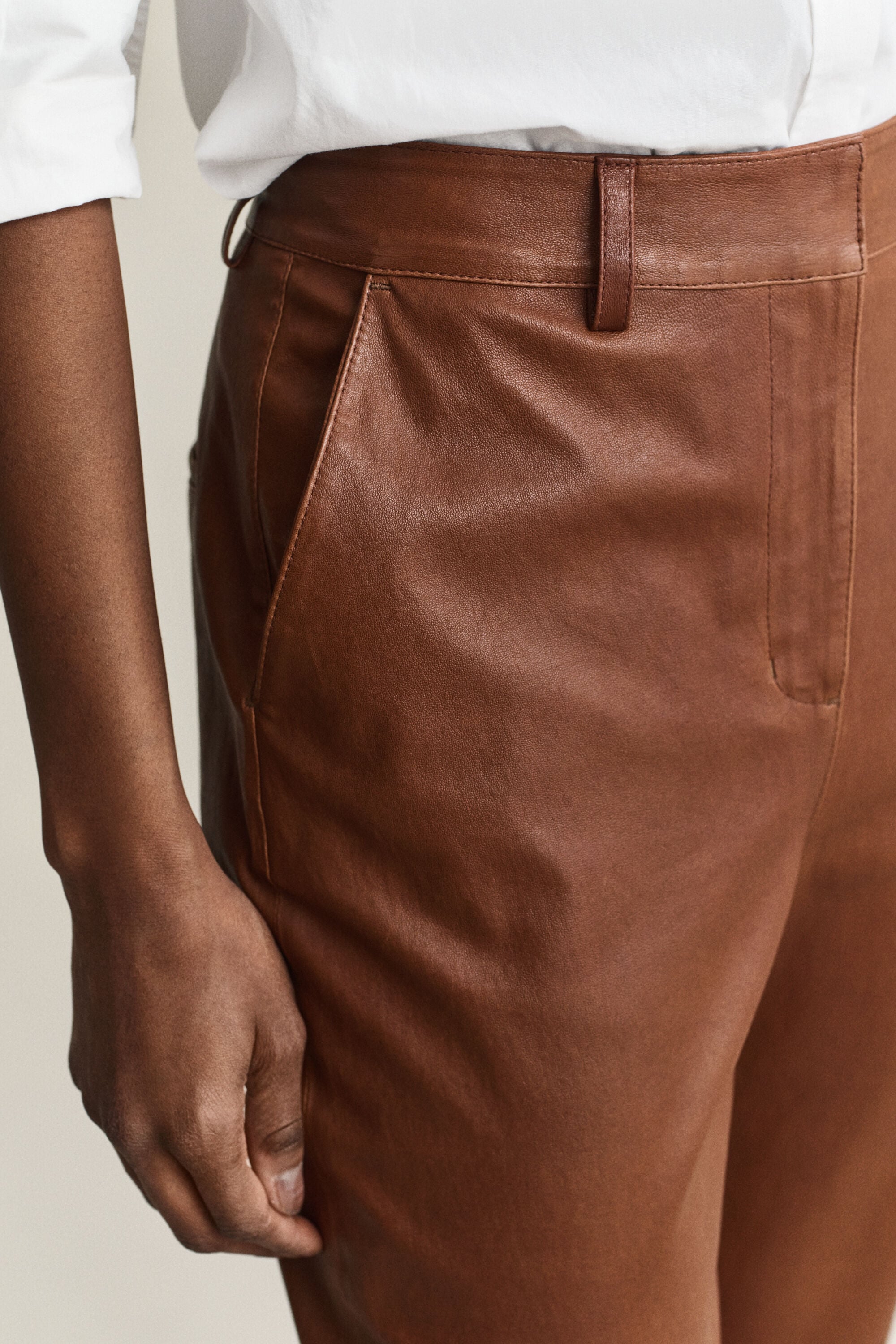 Wijduitlopende leren broek