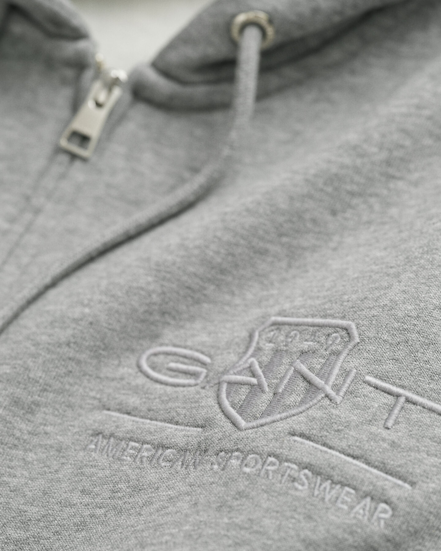 Tonal Shield hoodie met ritssluiting