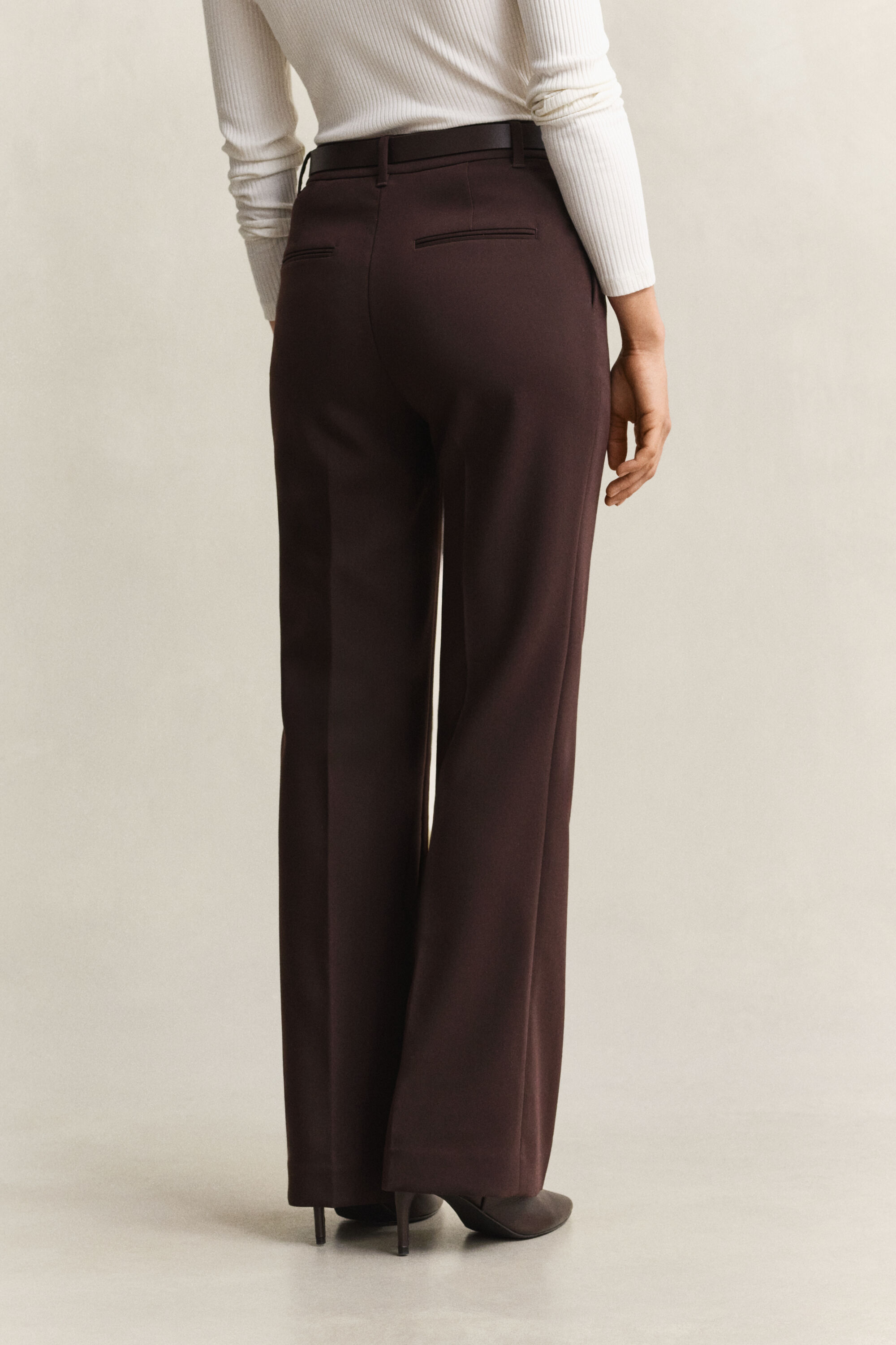 Nette nauwsluitende flared broek