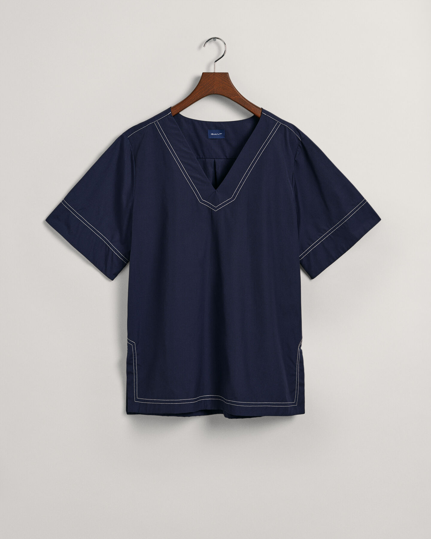 Top met V-hals, korte mouwen en contrasterend stiksel