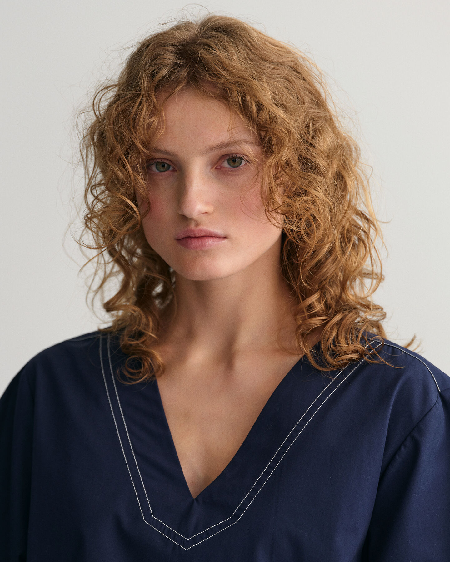 Top met V-hals, korte mouwen en contrasterend stiksel