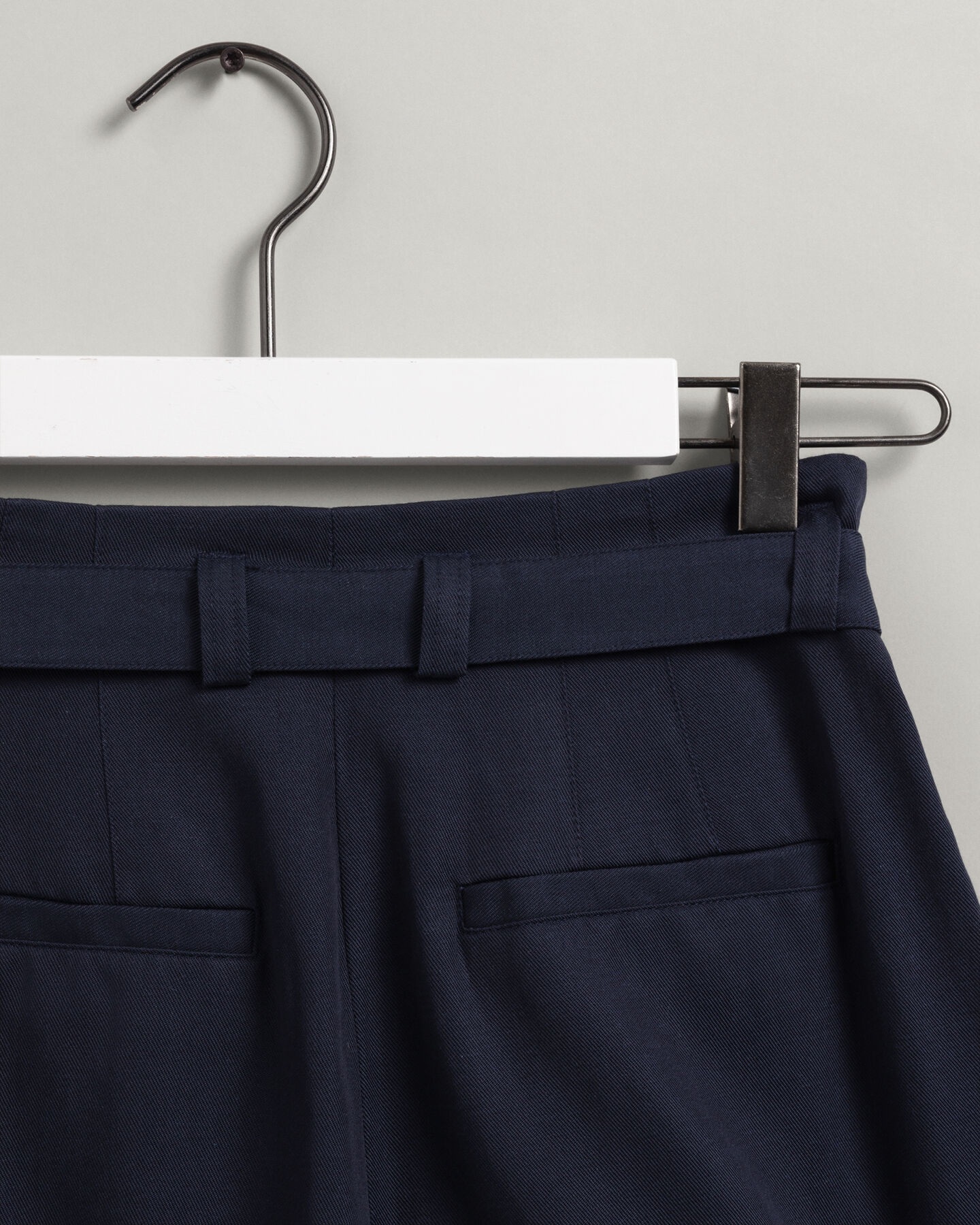Fluid chino met plooien en hoge taille