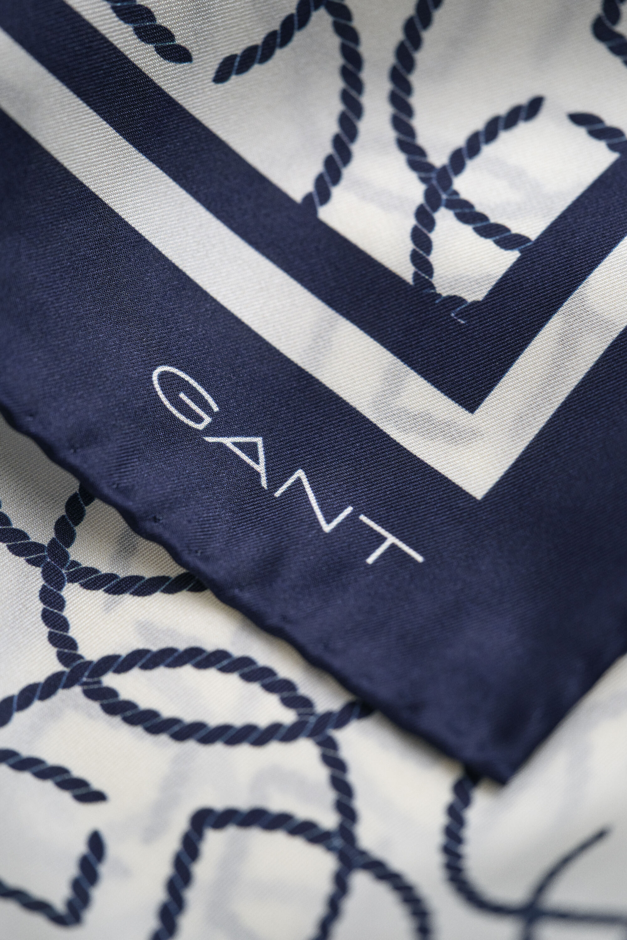 Zijden monogramsjaal