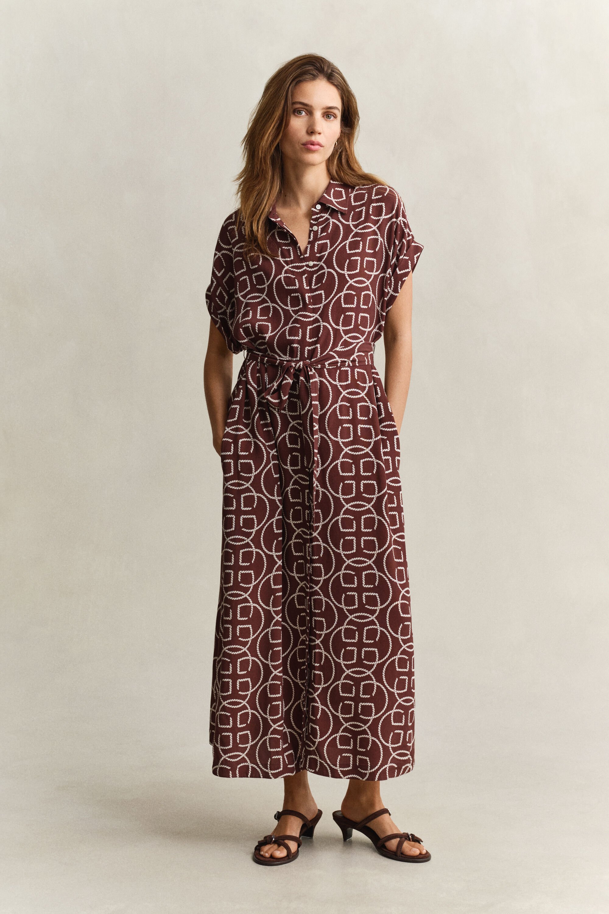 Jurk met kapmouwtjes en monogram