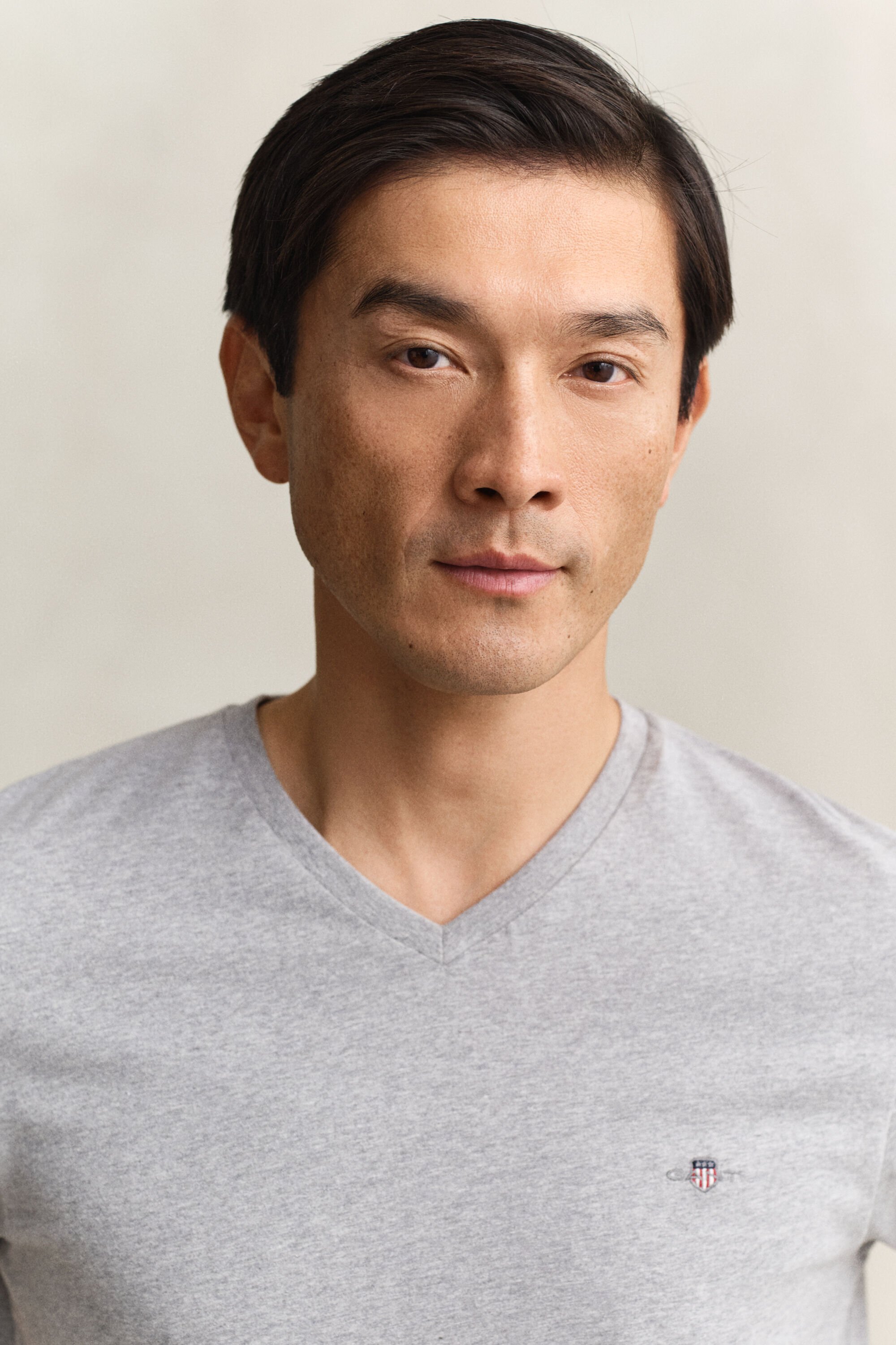 Slim Fit Shield T-shirt met V-hals