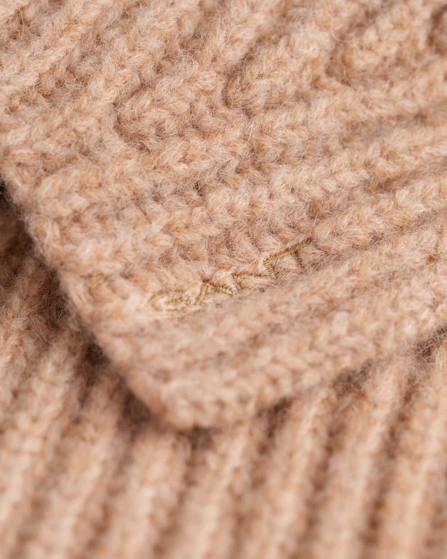 Ribgebreide slabkraag