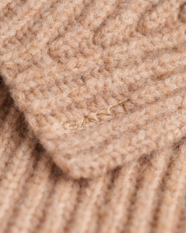 Ribgebreide slabkraag