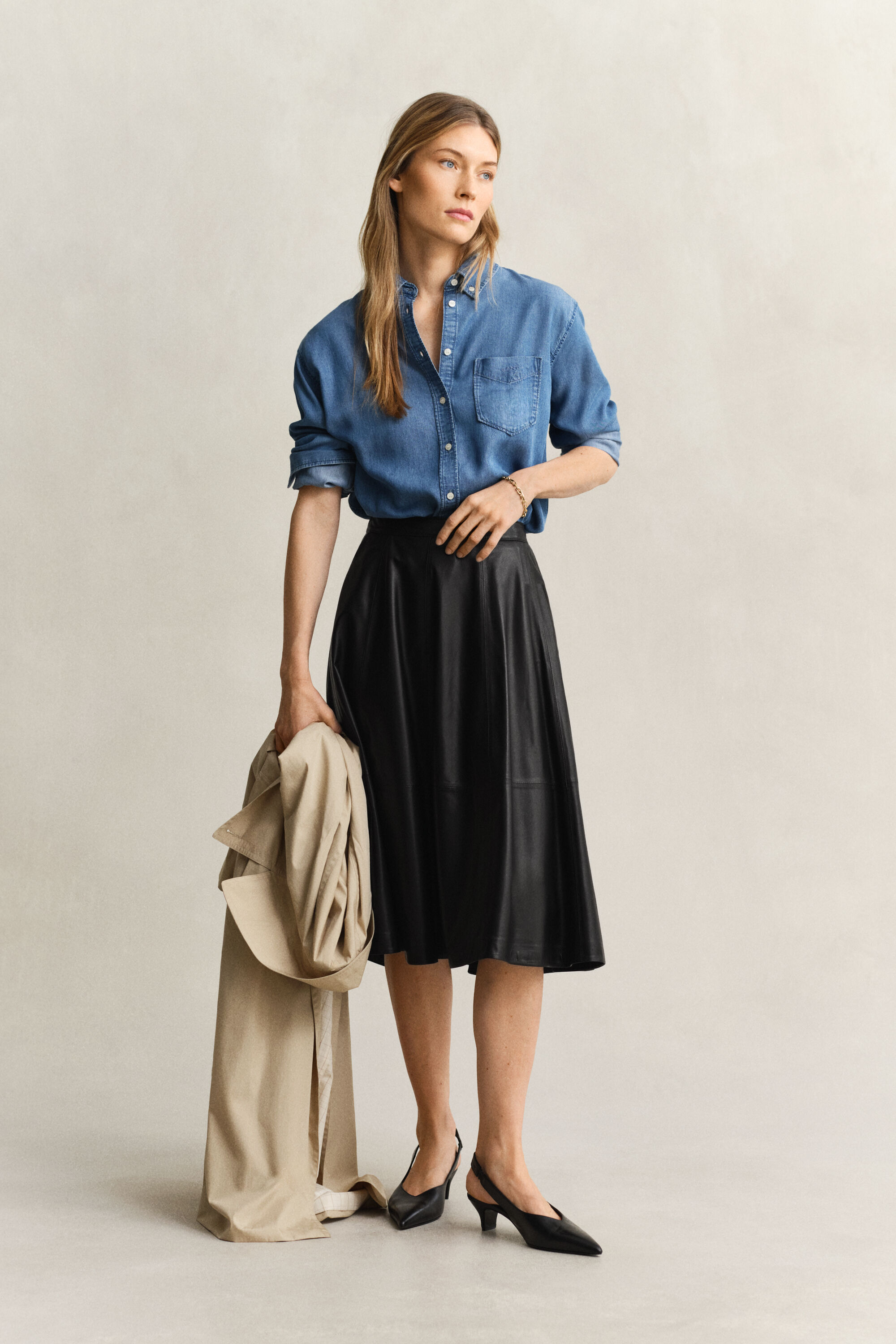 Wijduitlopende leren rok