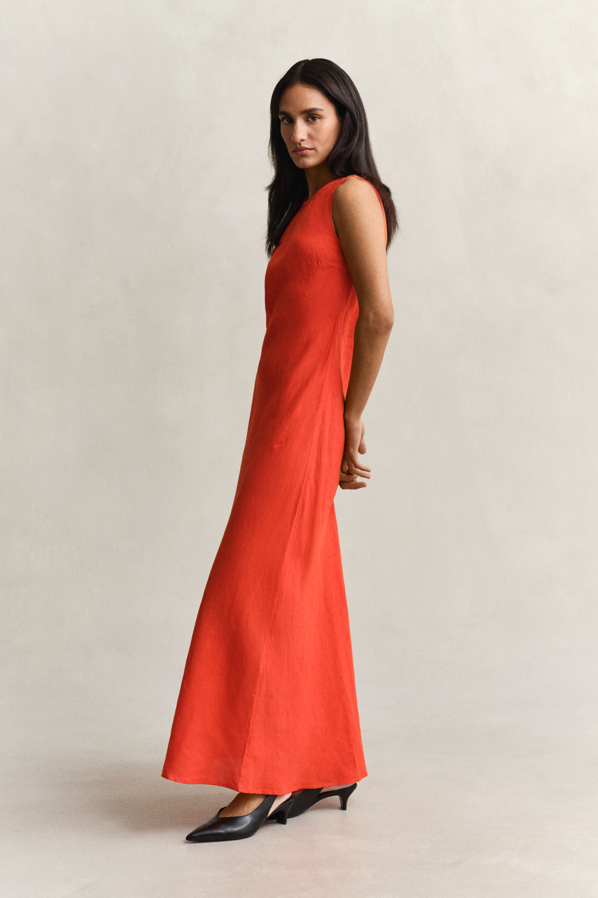 Schuin geknipte linnen midi-jurk