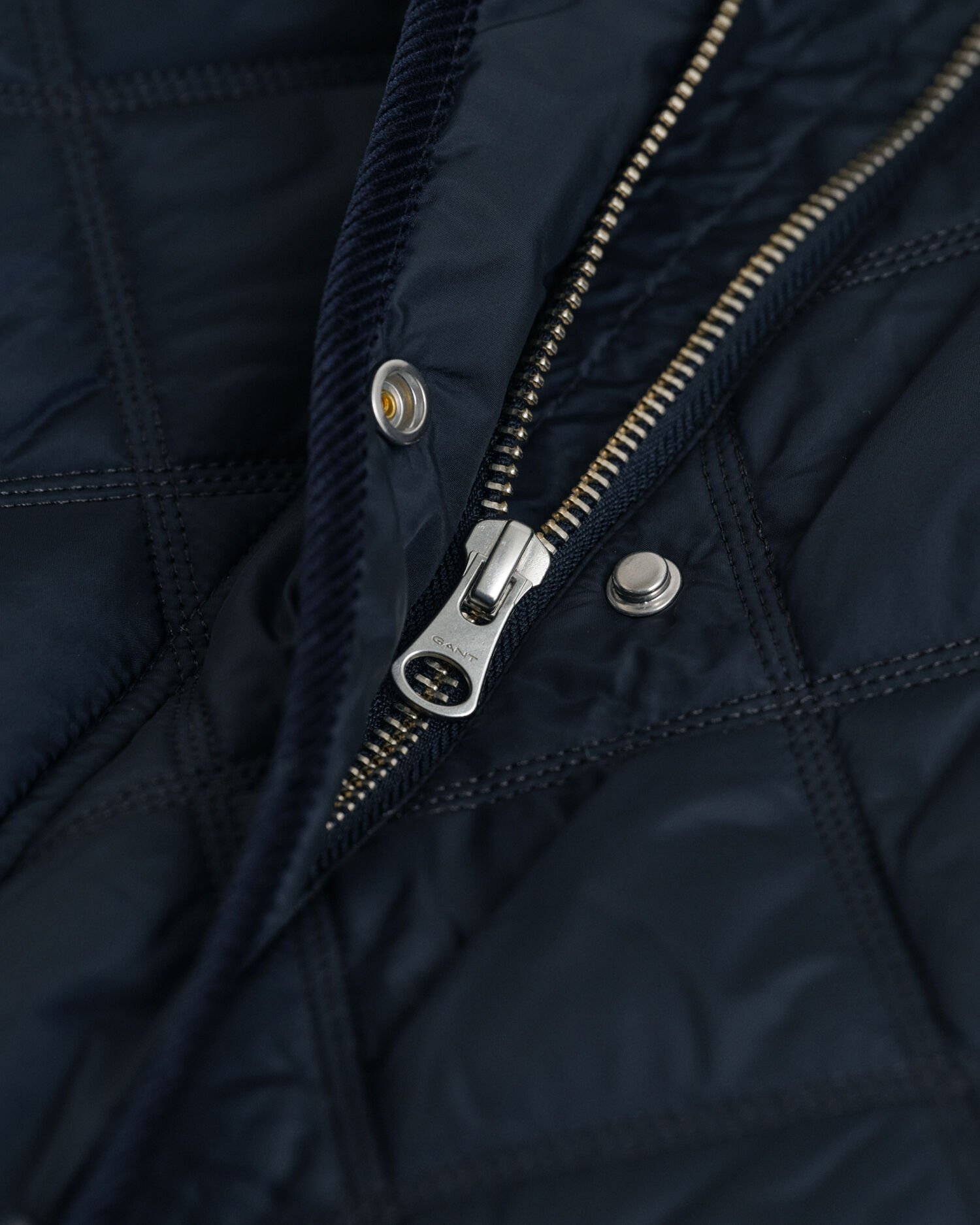 Gewatteerde jas met corduroy details