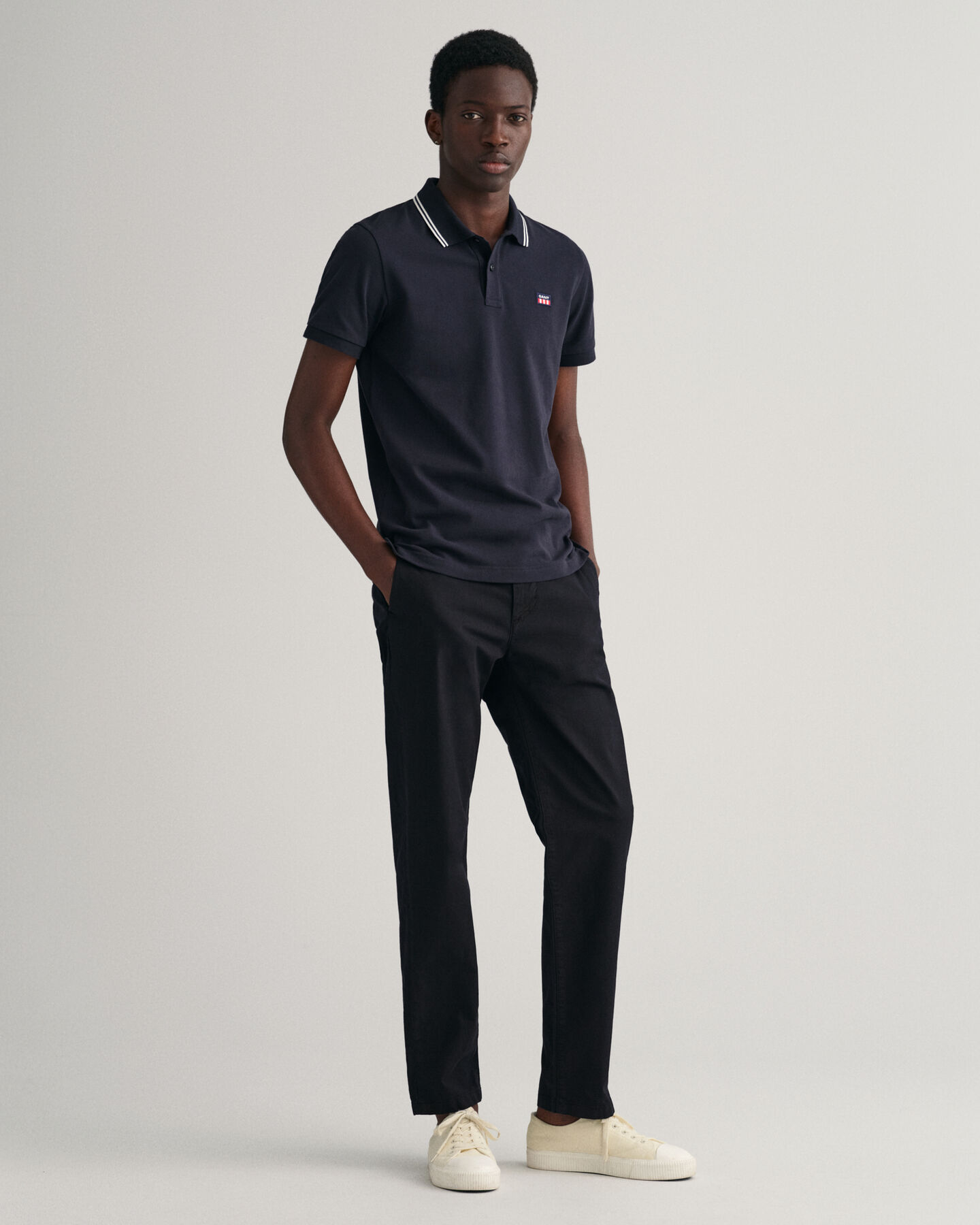 Piqu&eacute; poloshirt met contrasterende kraag met streepjes