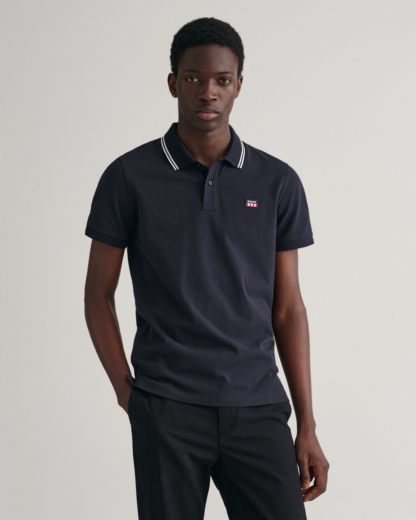 Piqu&eacute; poloshirt met contrasterende kraag met streepjes