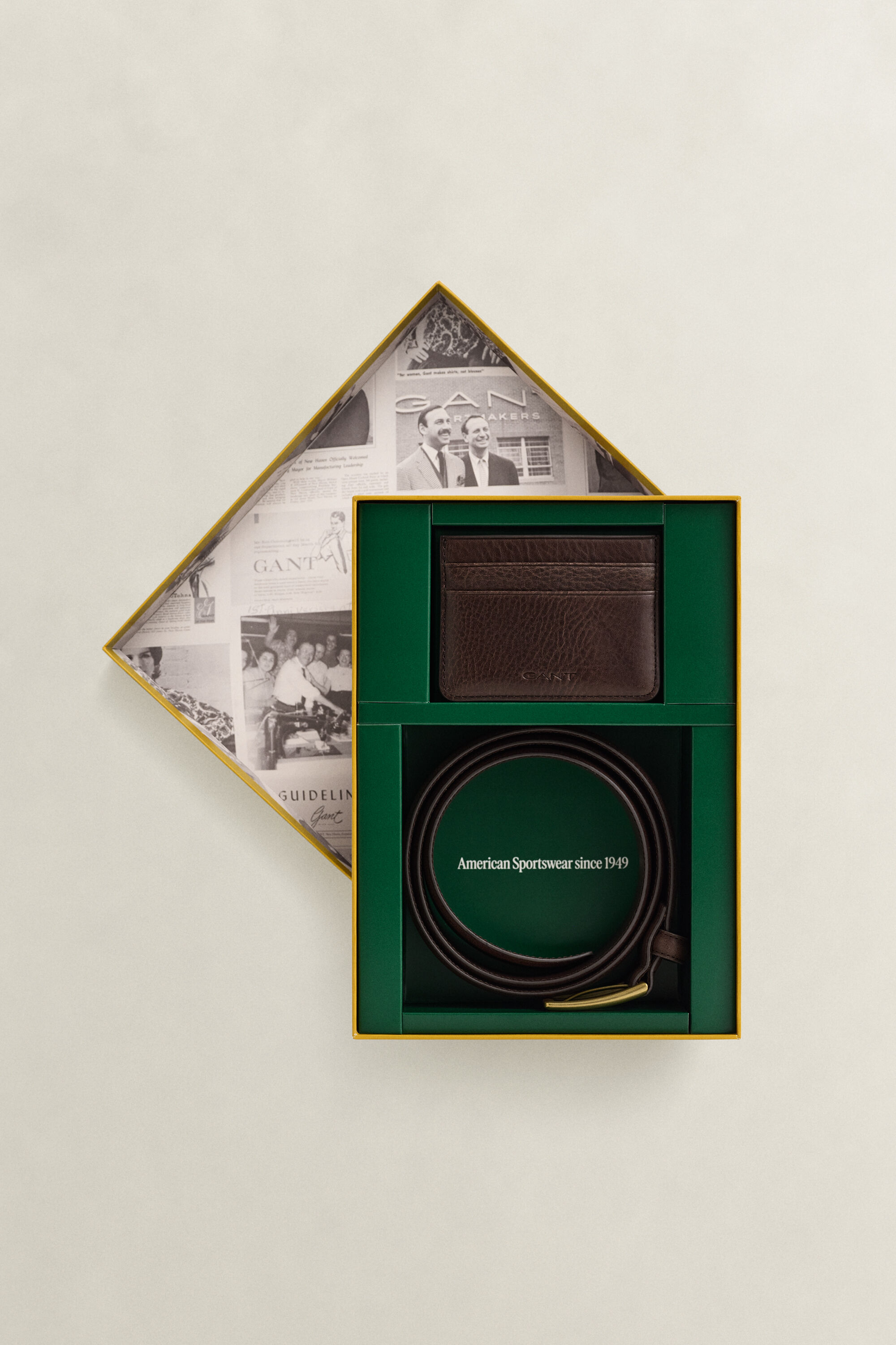 Leren riem en pasjeshouder in cadeauverpakking