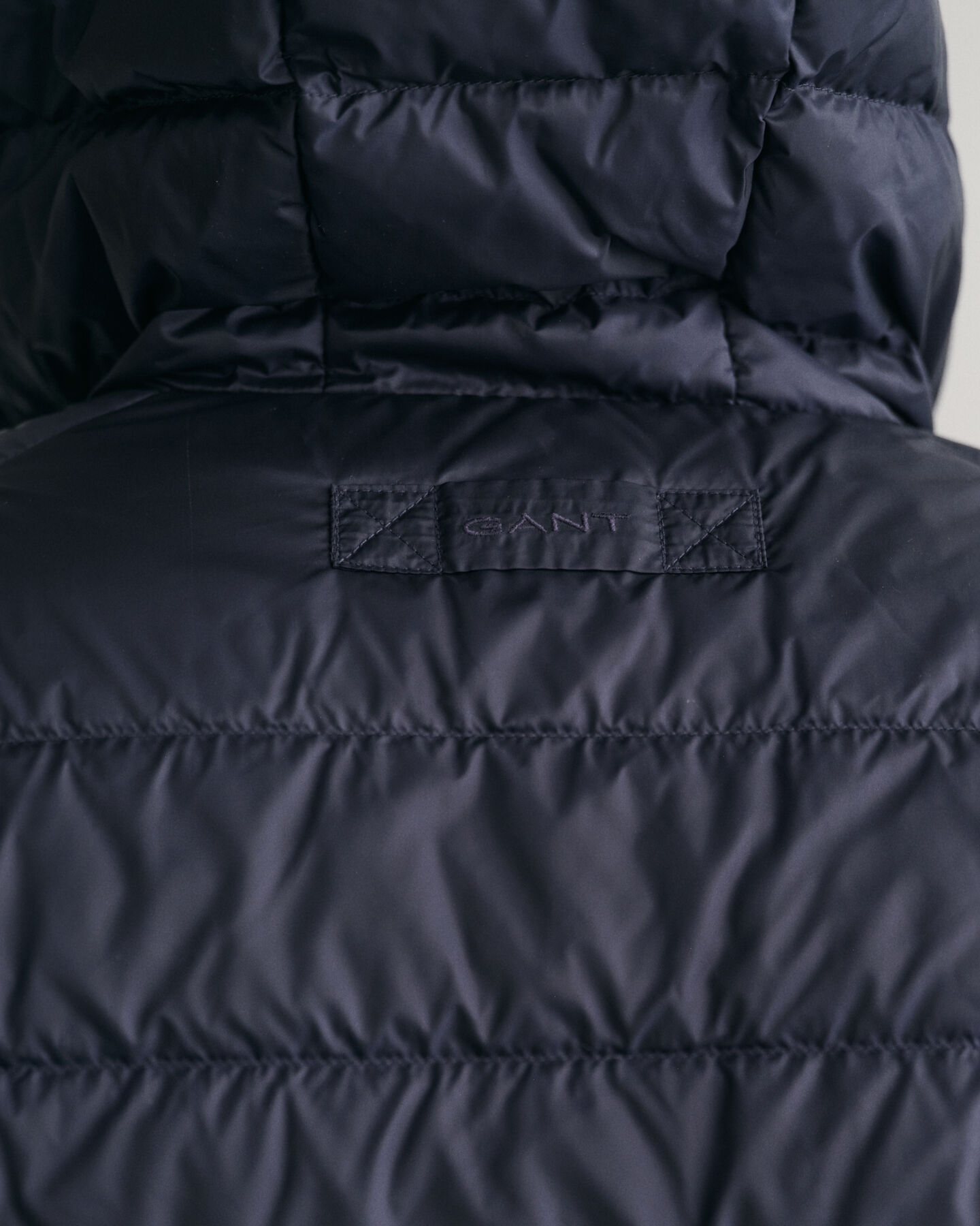 Licht donsjack met capuchon