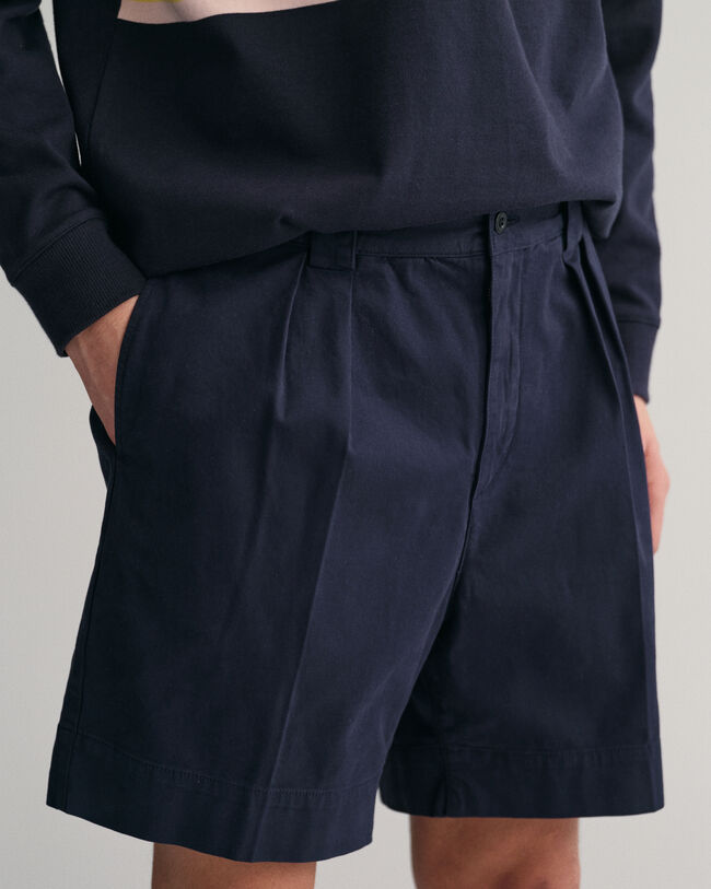 Chinoshort van keperstof met plooien