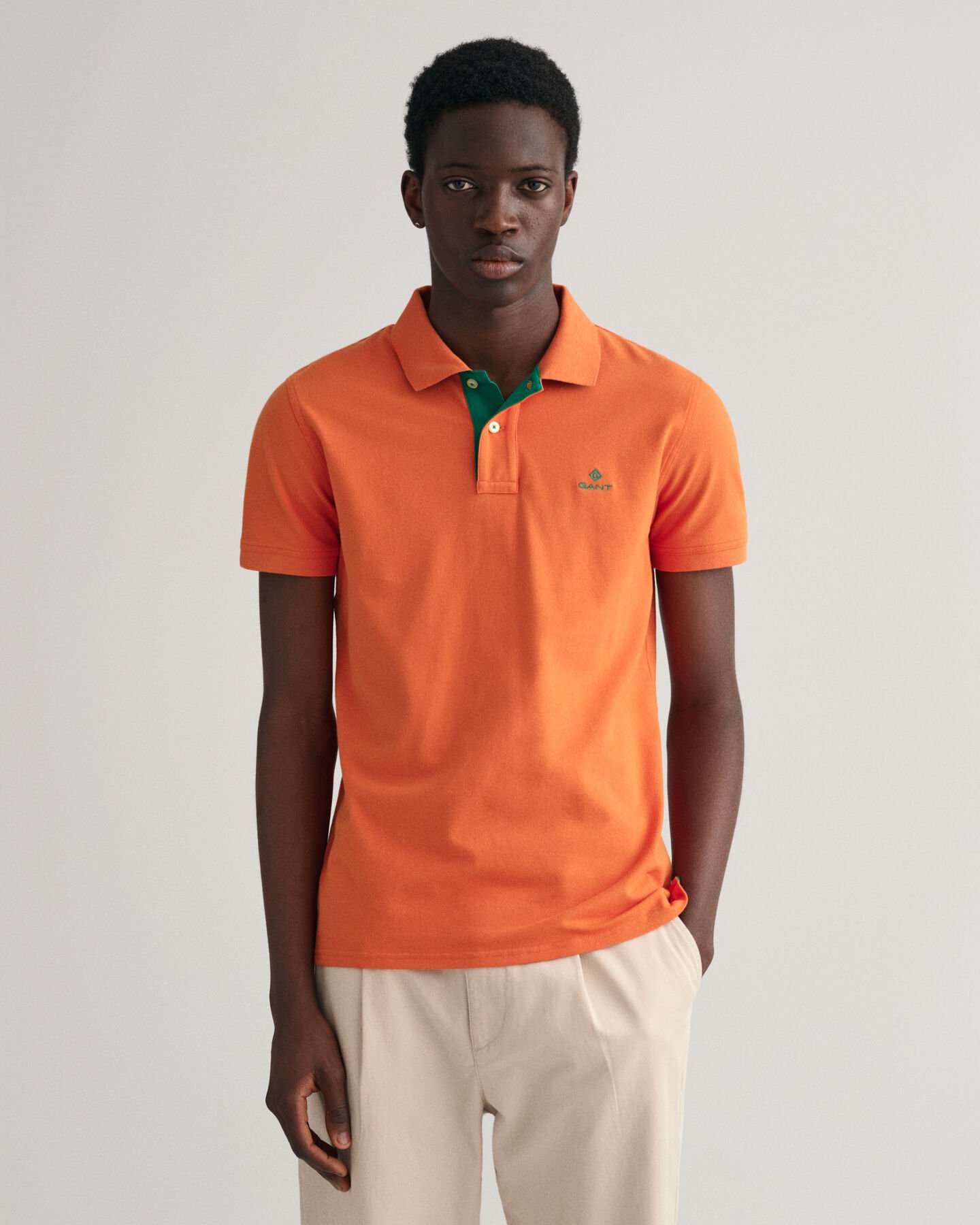Piqu&eacute; poloshirt met contrasterende kraag