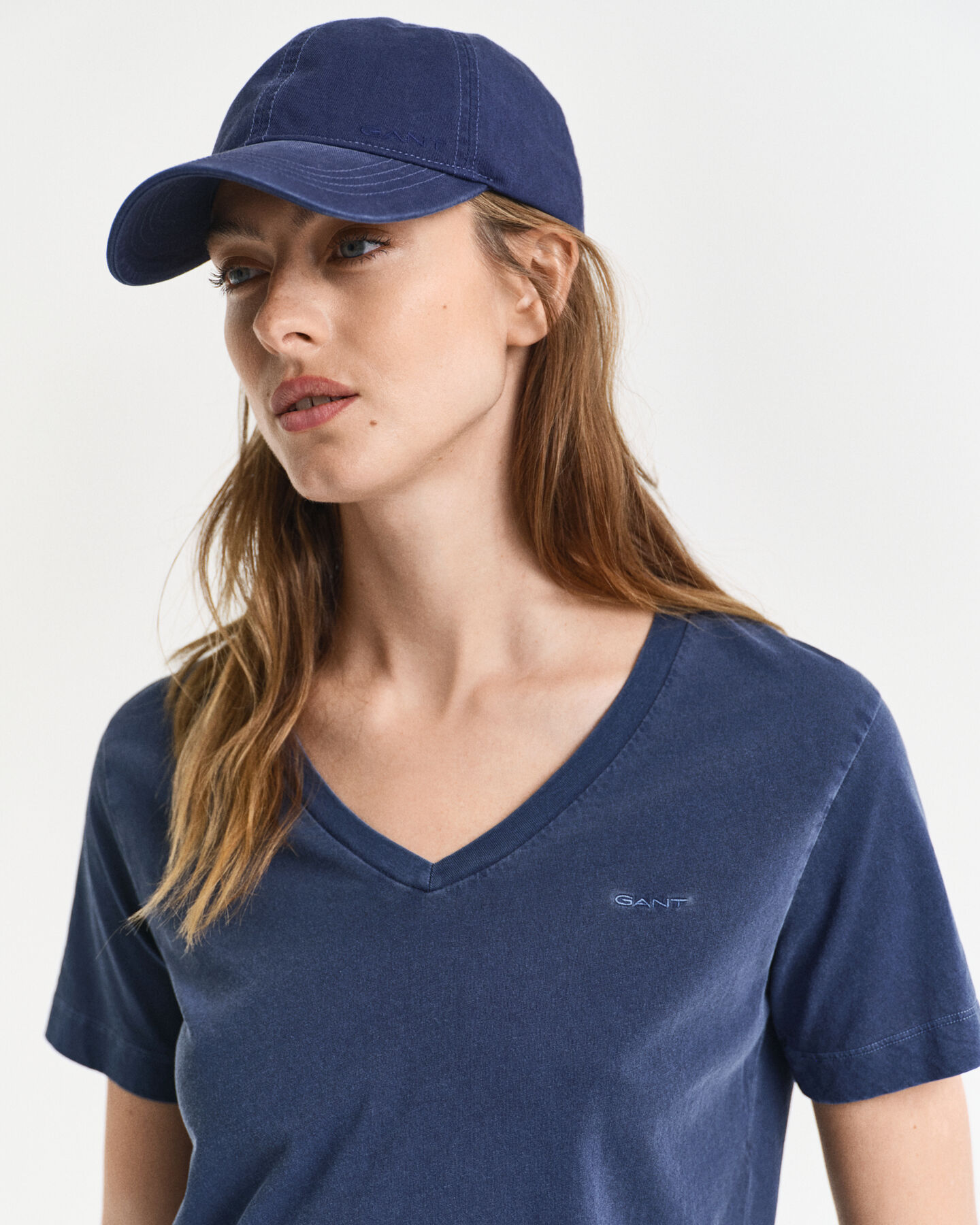 Sunfaded T-shirt met V-hals