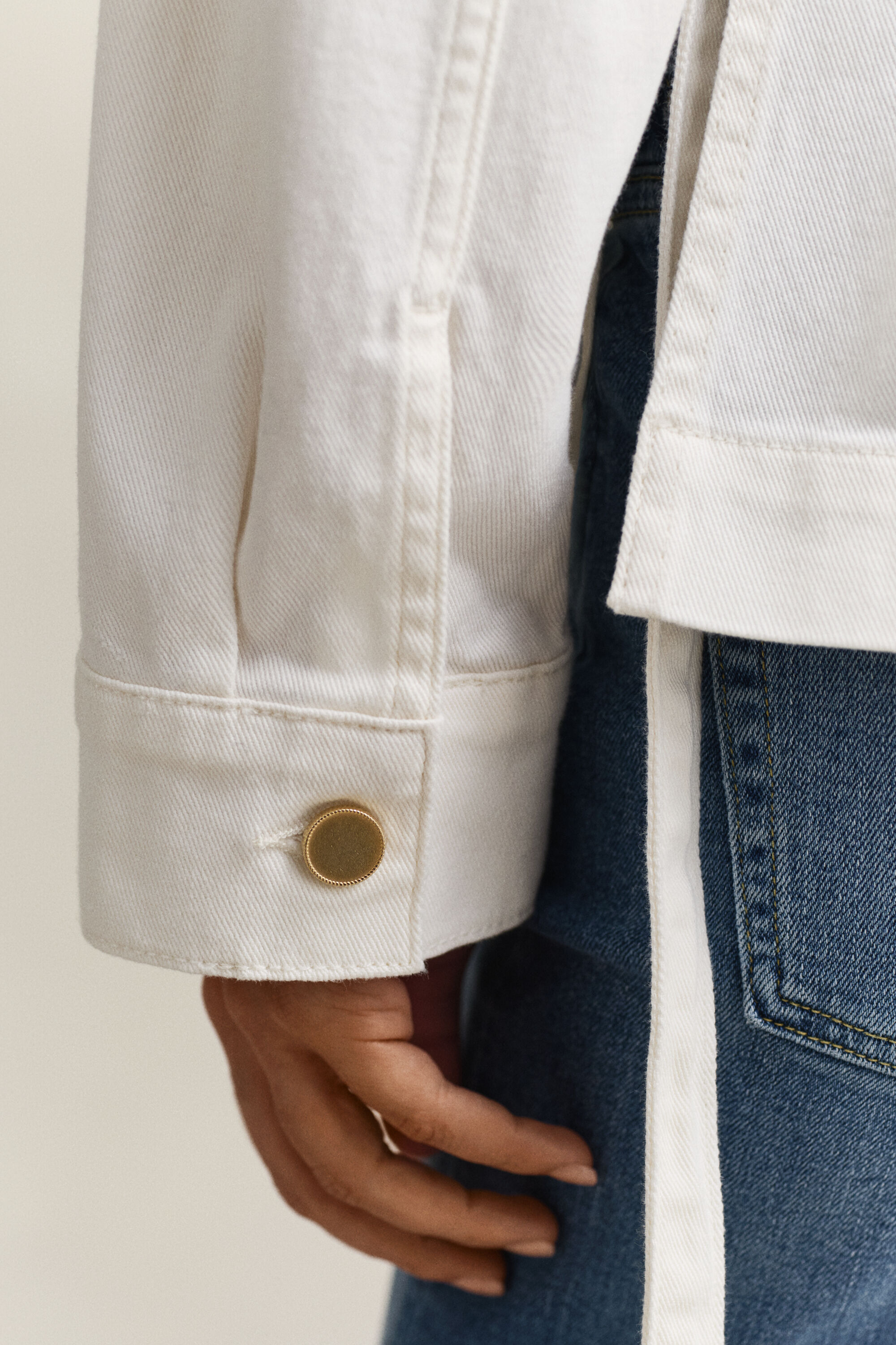 Spijkerjasje met strikdetails