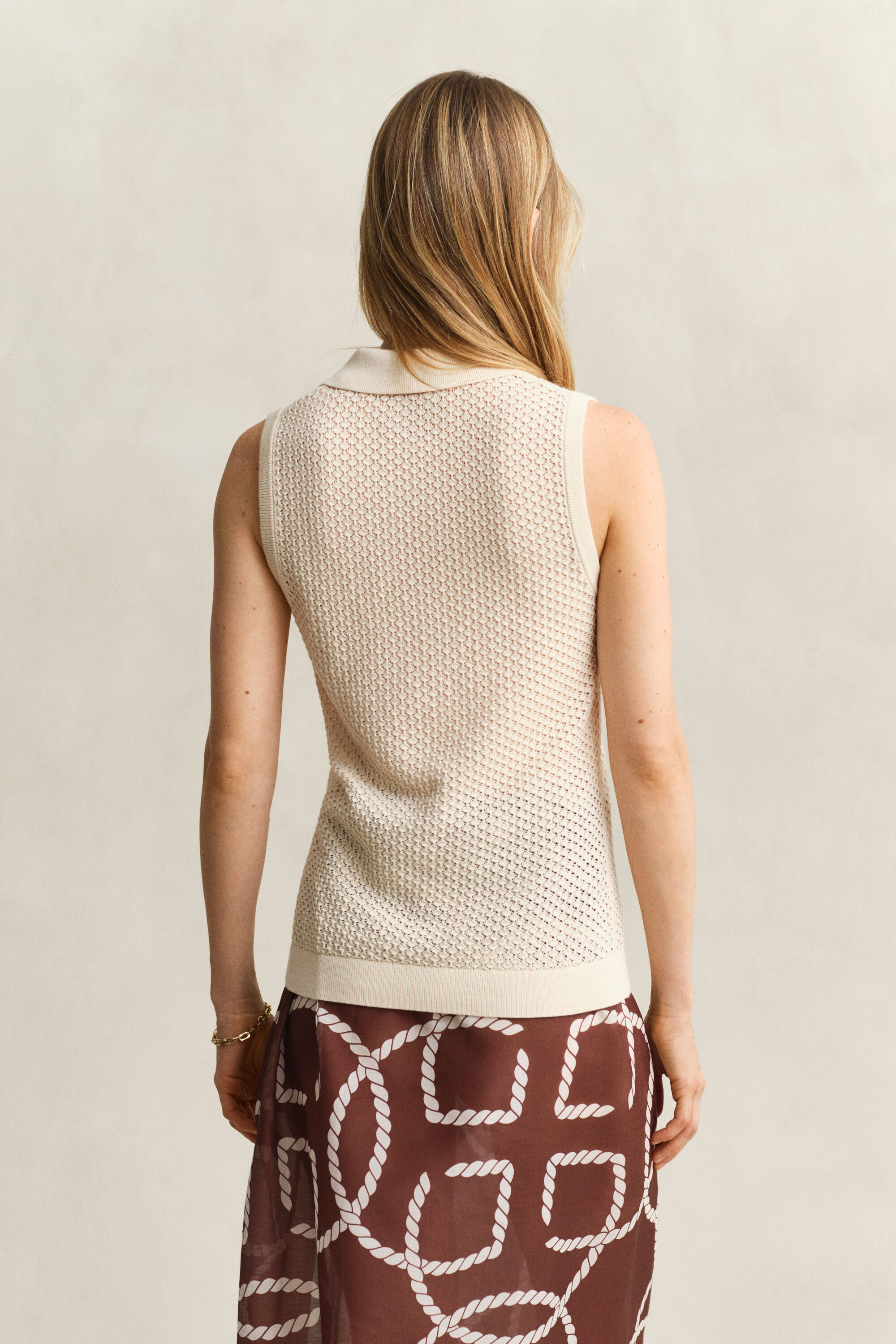 Mouwloze gebreide top met kanttextuur