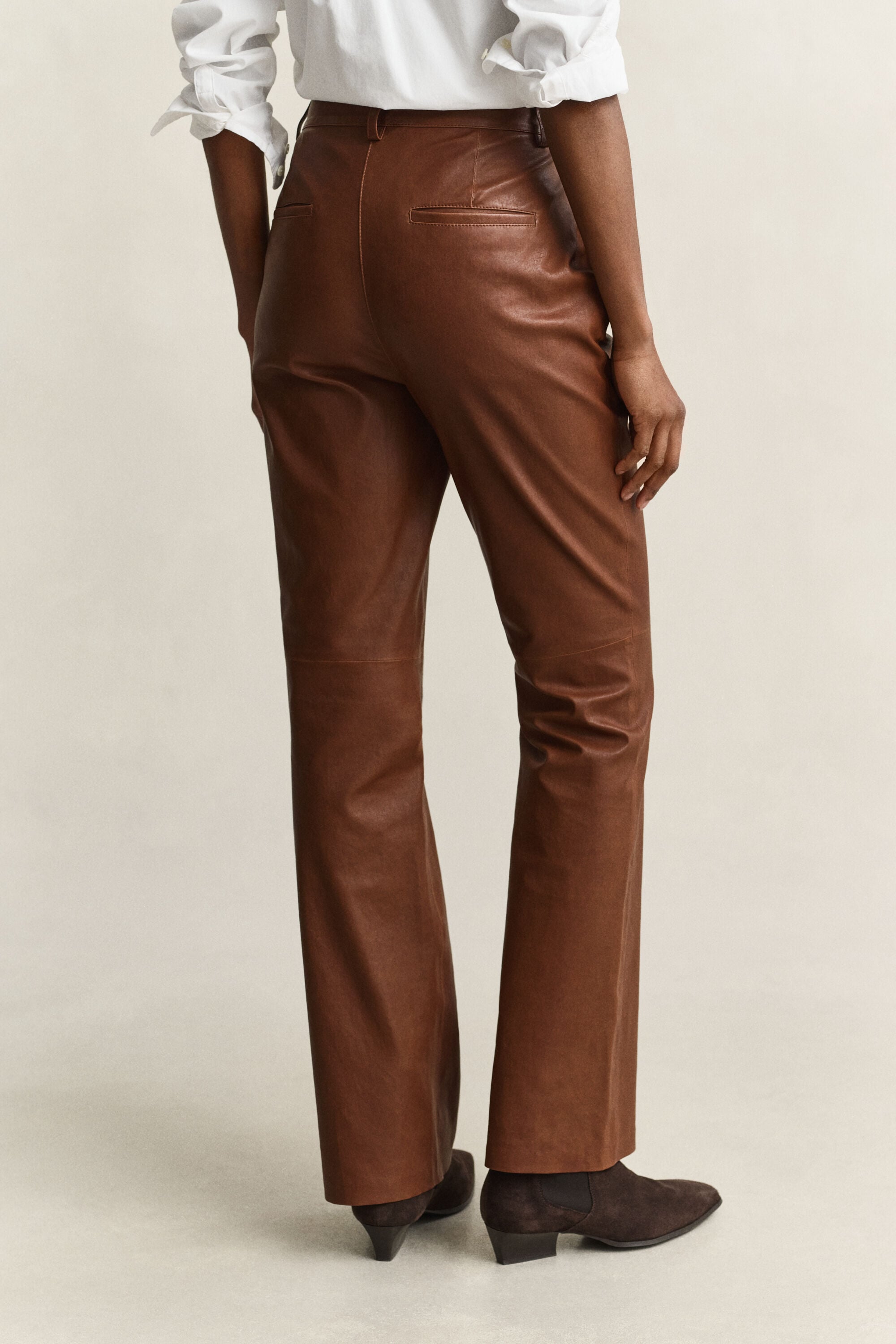 Wijduitlopende leren broek