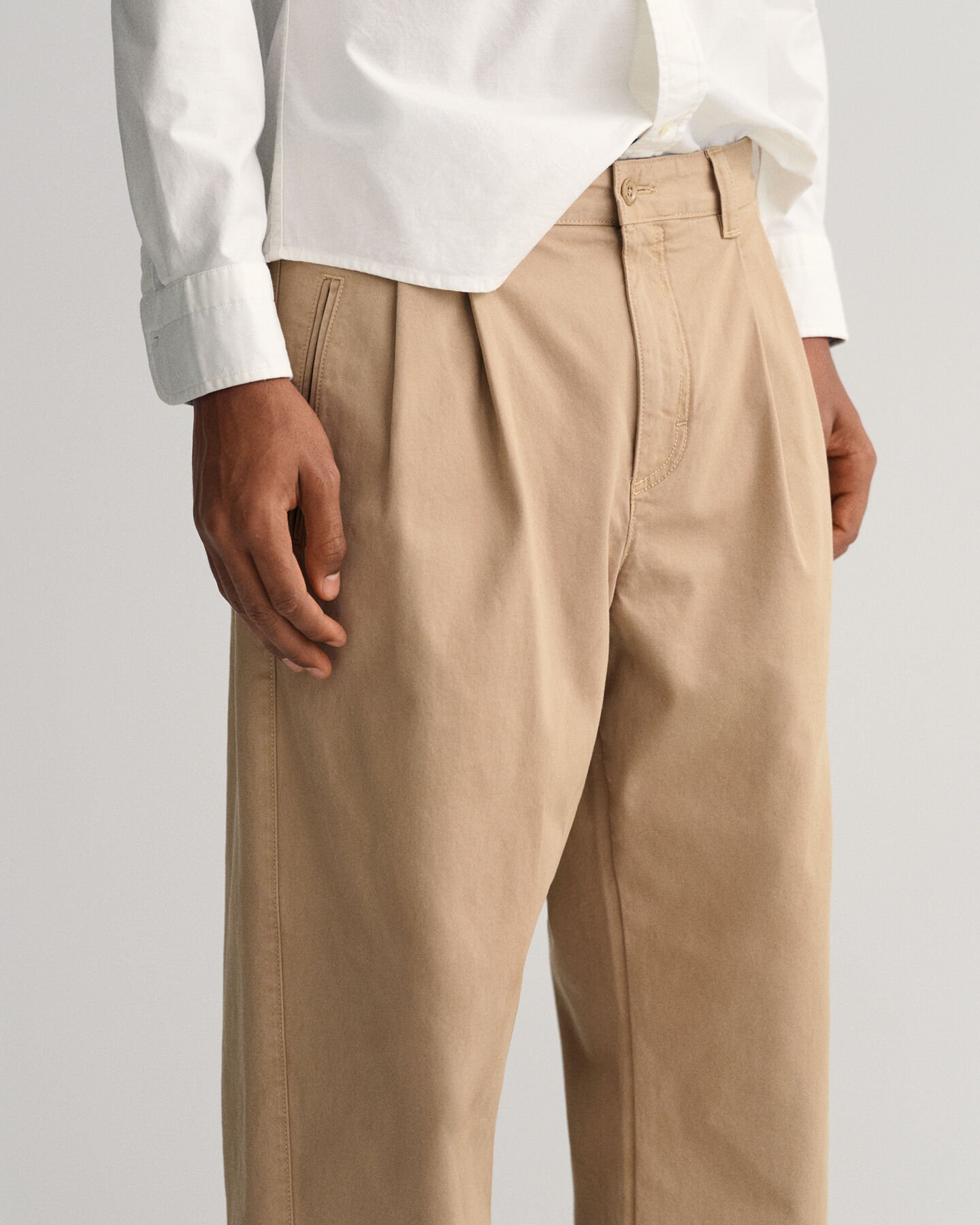 Relaxed Fit chino met plooien
