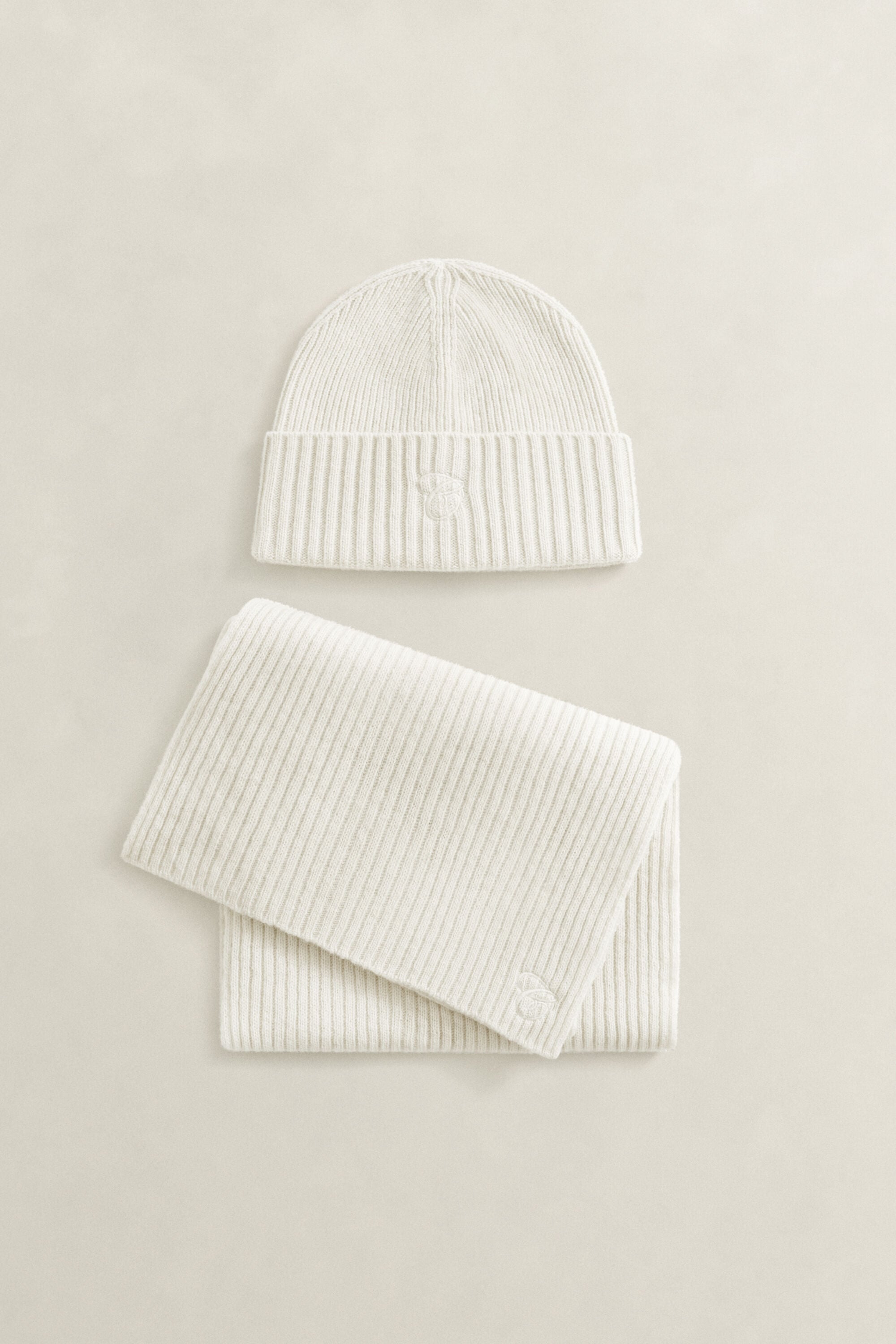 Cadeauset met geborduurde sjaal en beanie