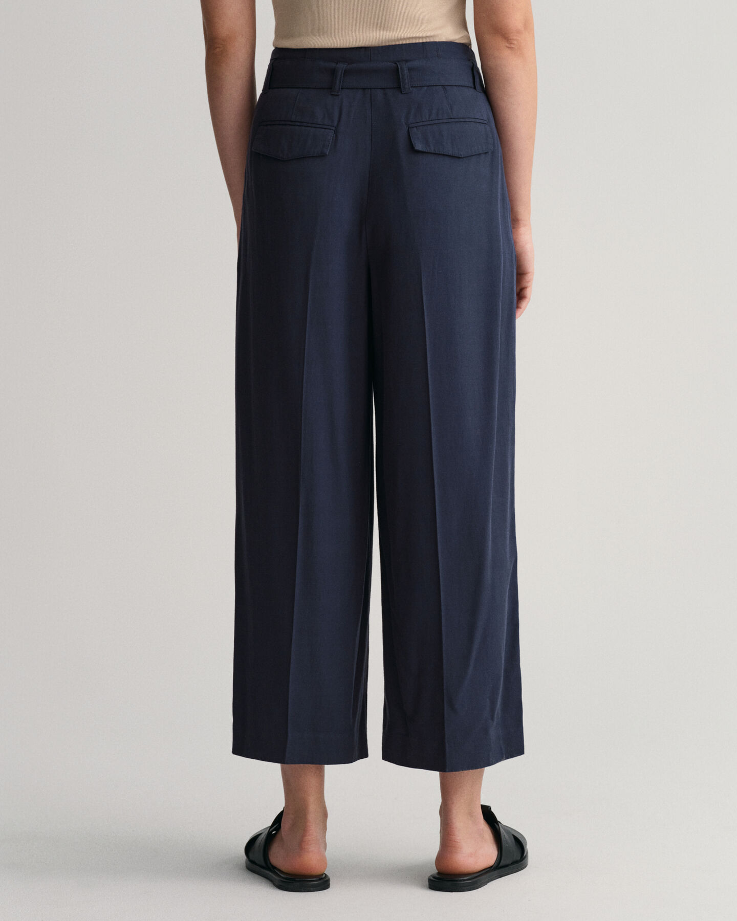 Cropped broek met wijde pijpen en ceintuur