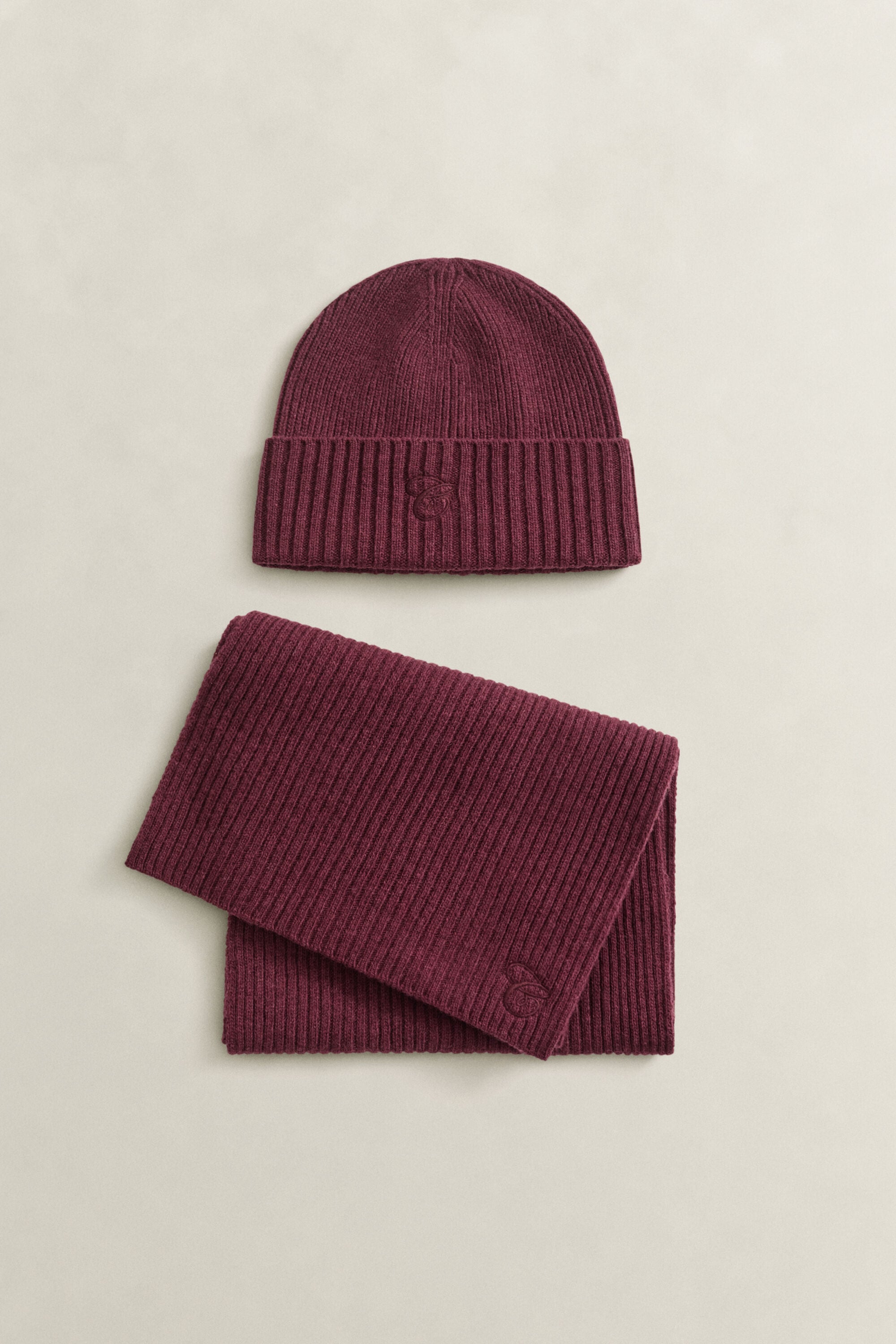 Cadeauset met geborduurde sjaal en beanie
