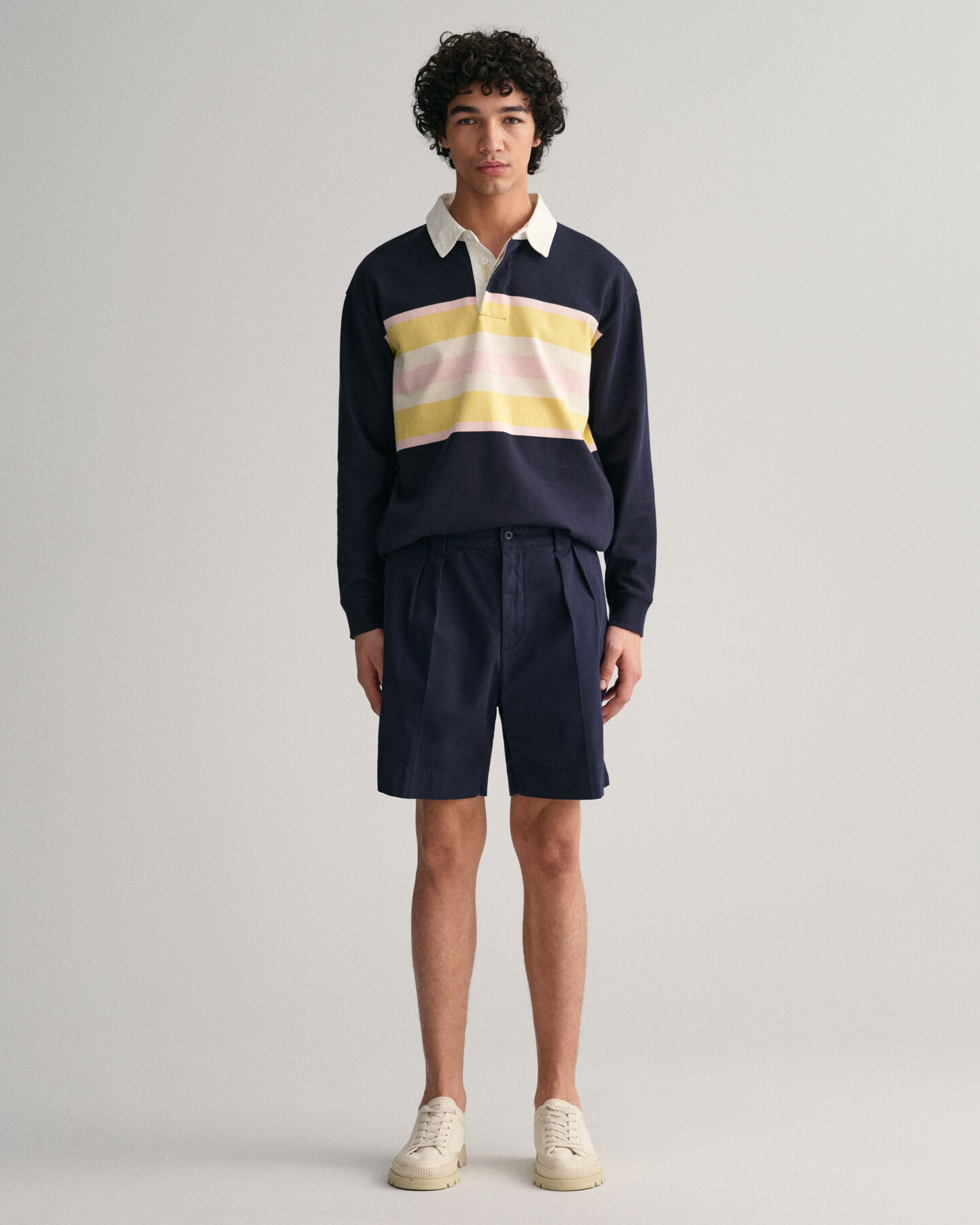 Chinoshort van keperstof met plooien