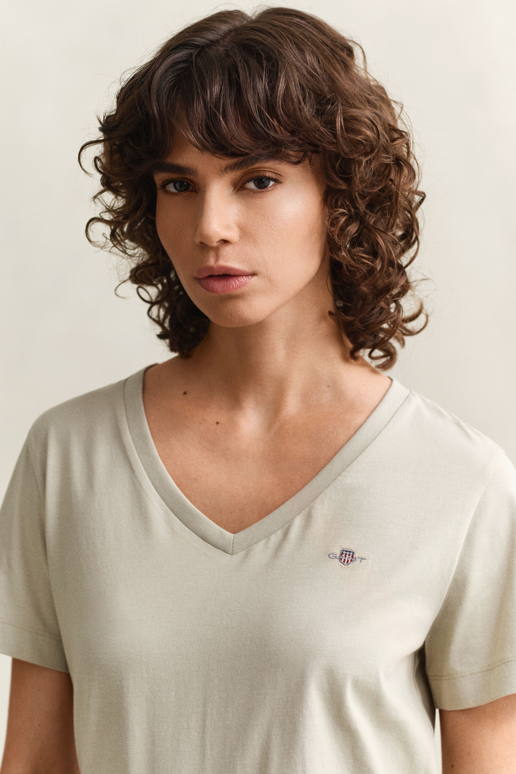 Shield T-shirt met V-hals