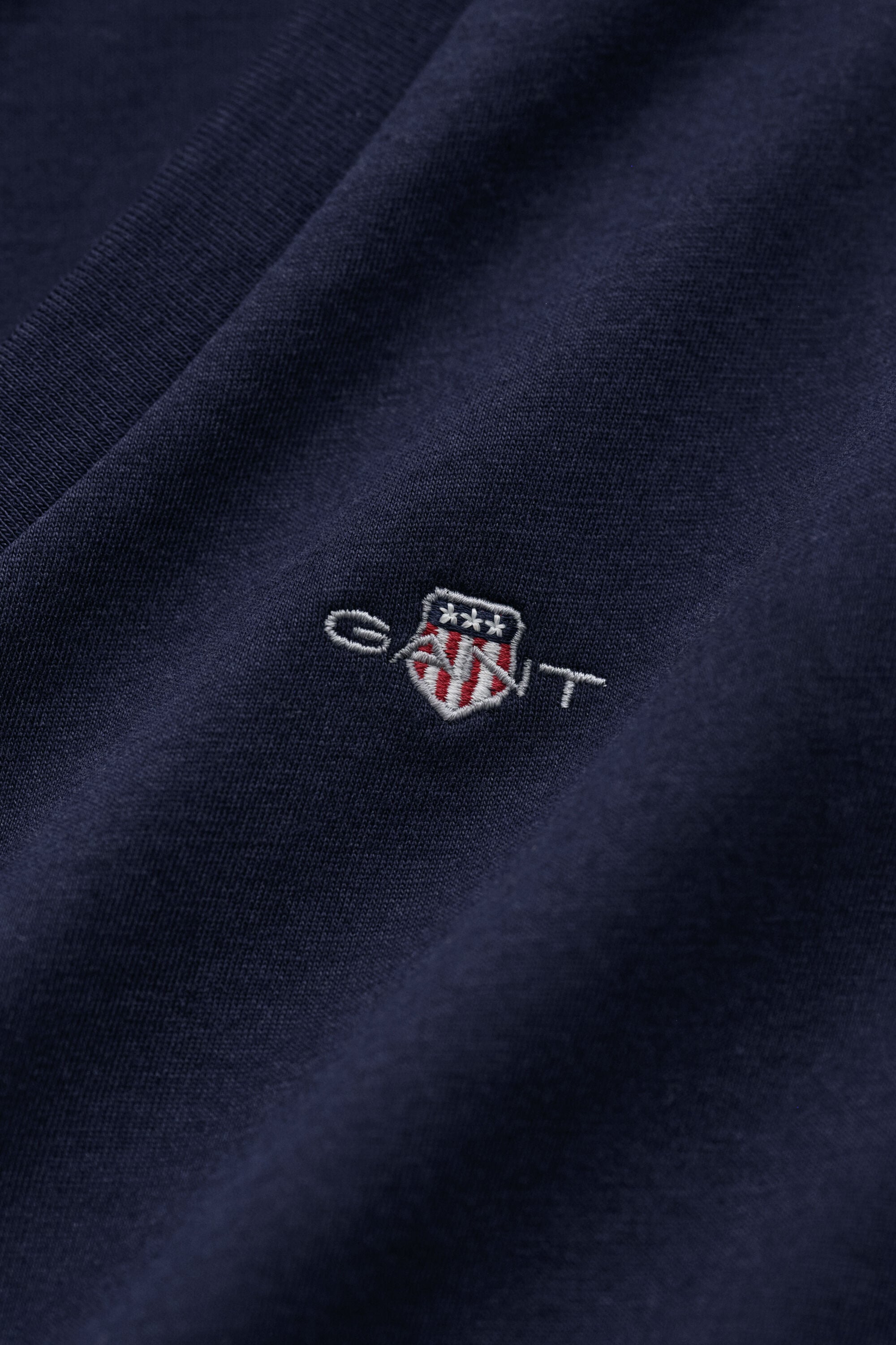 Shield T-shirt met V-hals