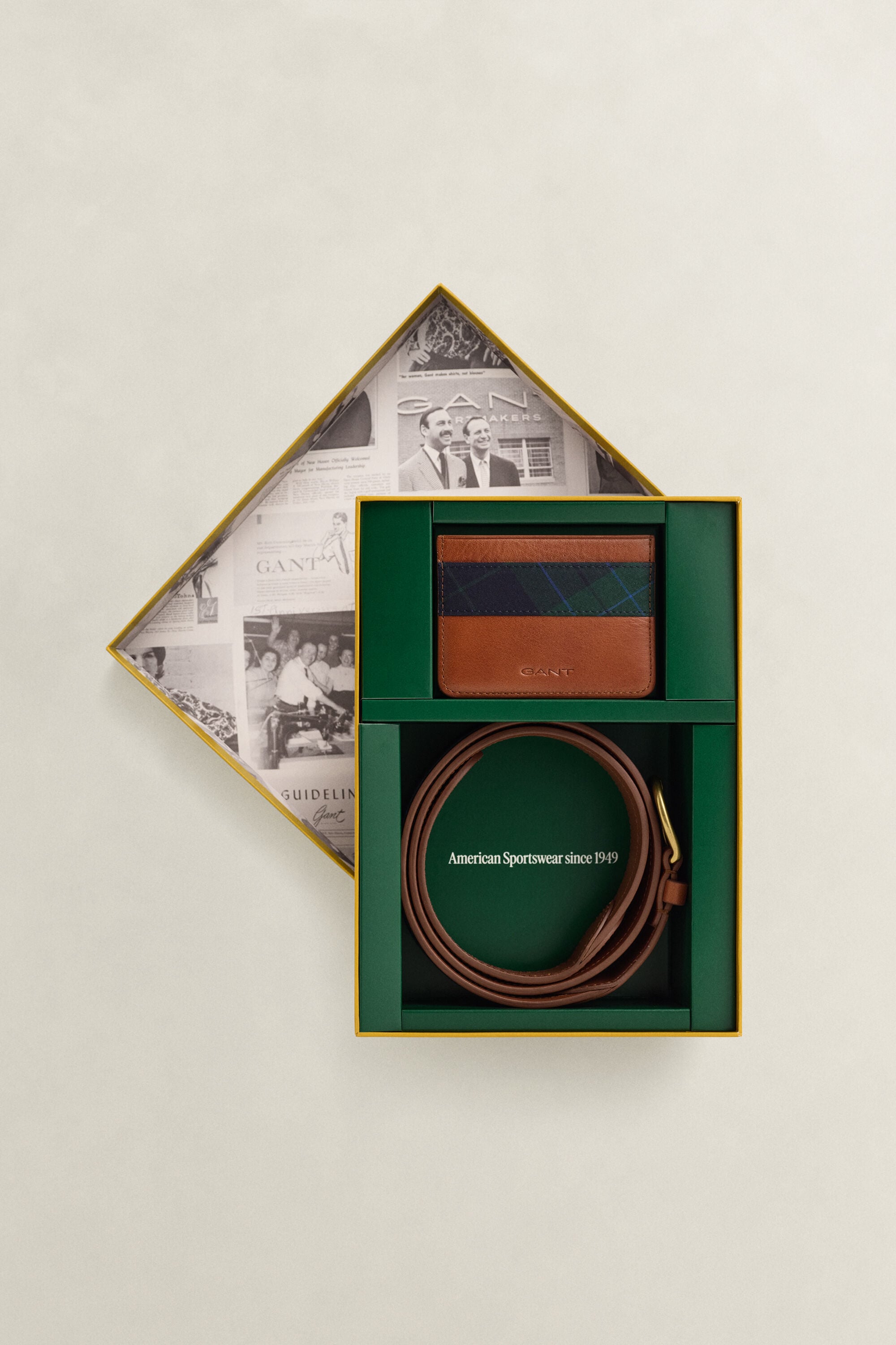 Geruite riem en pasjeshouder in cadeauverpakking
