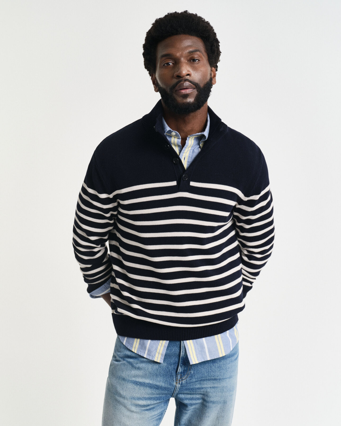 Katoenen trui met enkele knoopjes in de hals en strepen