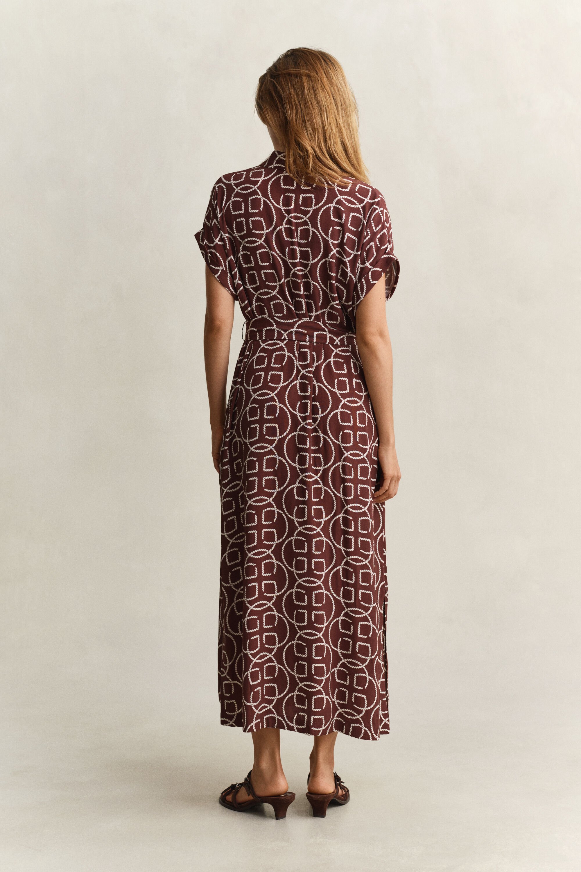 Jurk met kapmouwtjes en monogram