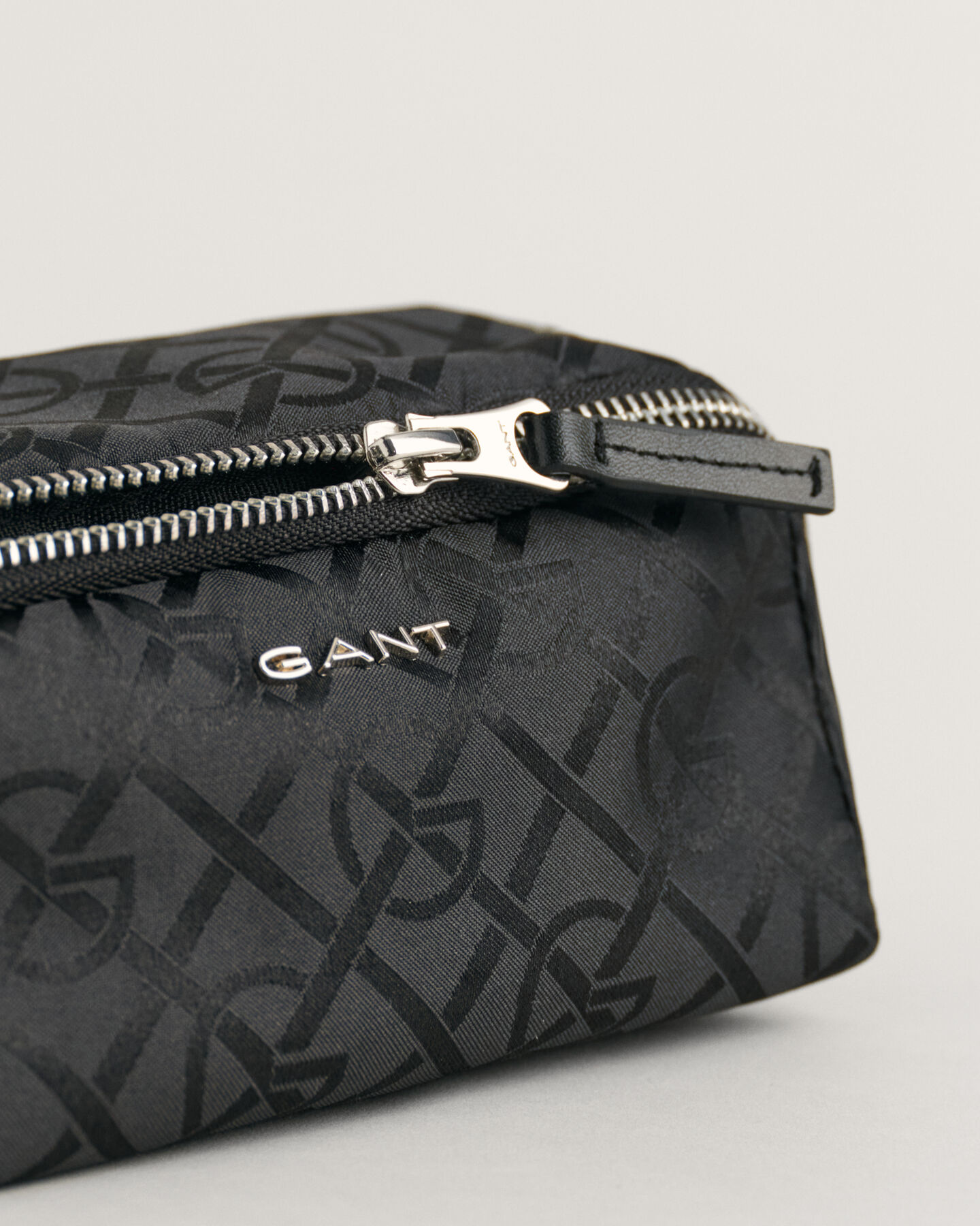 G Patterned make-uptas