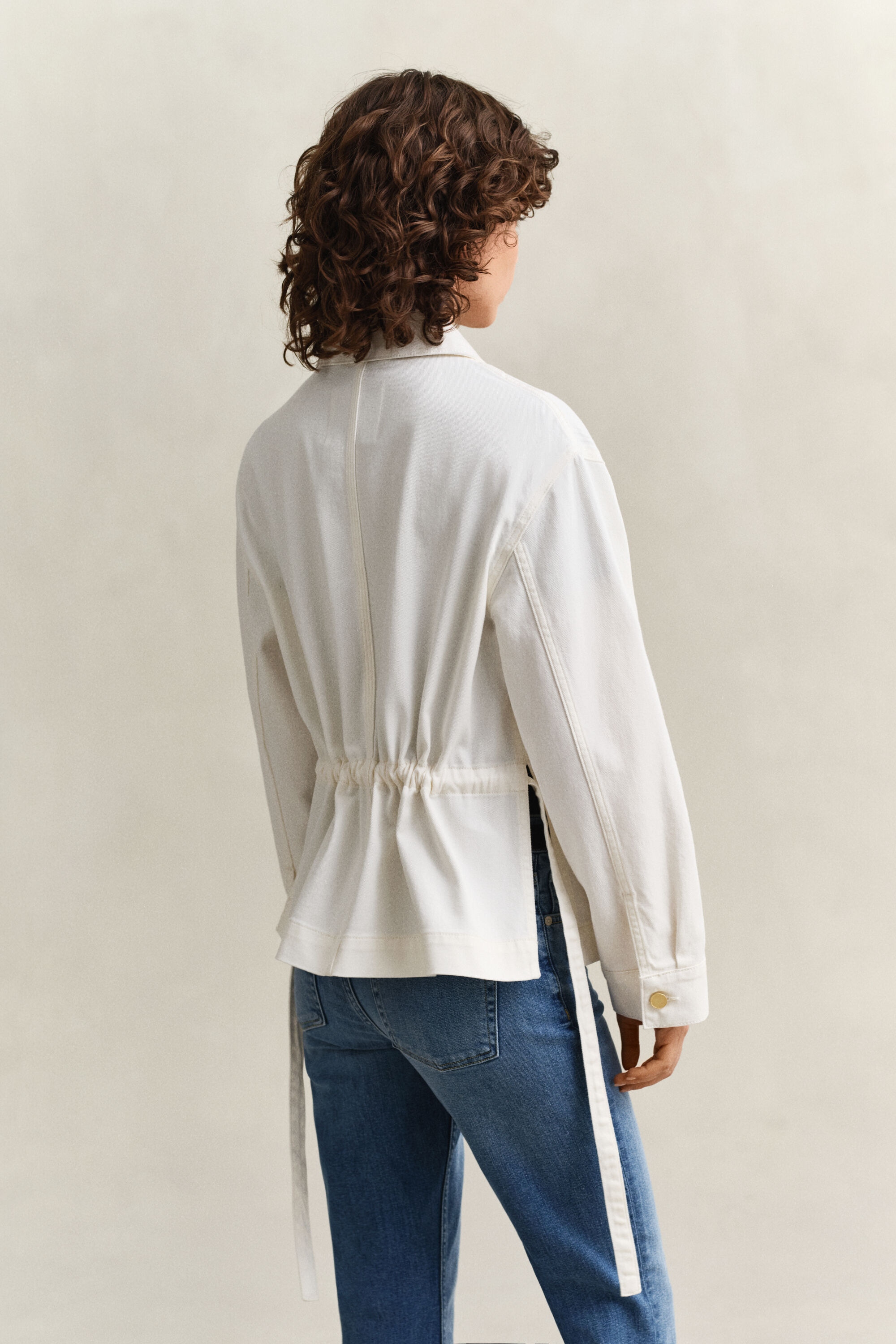 Spijkerjasje met strikdetails