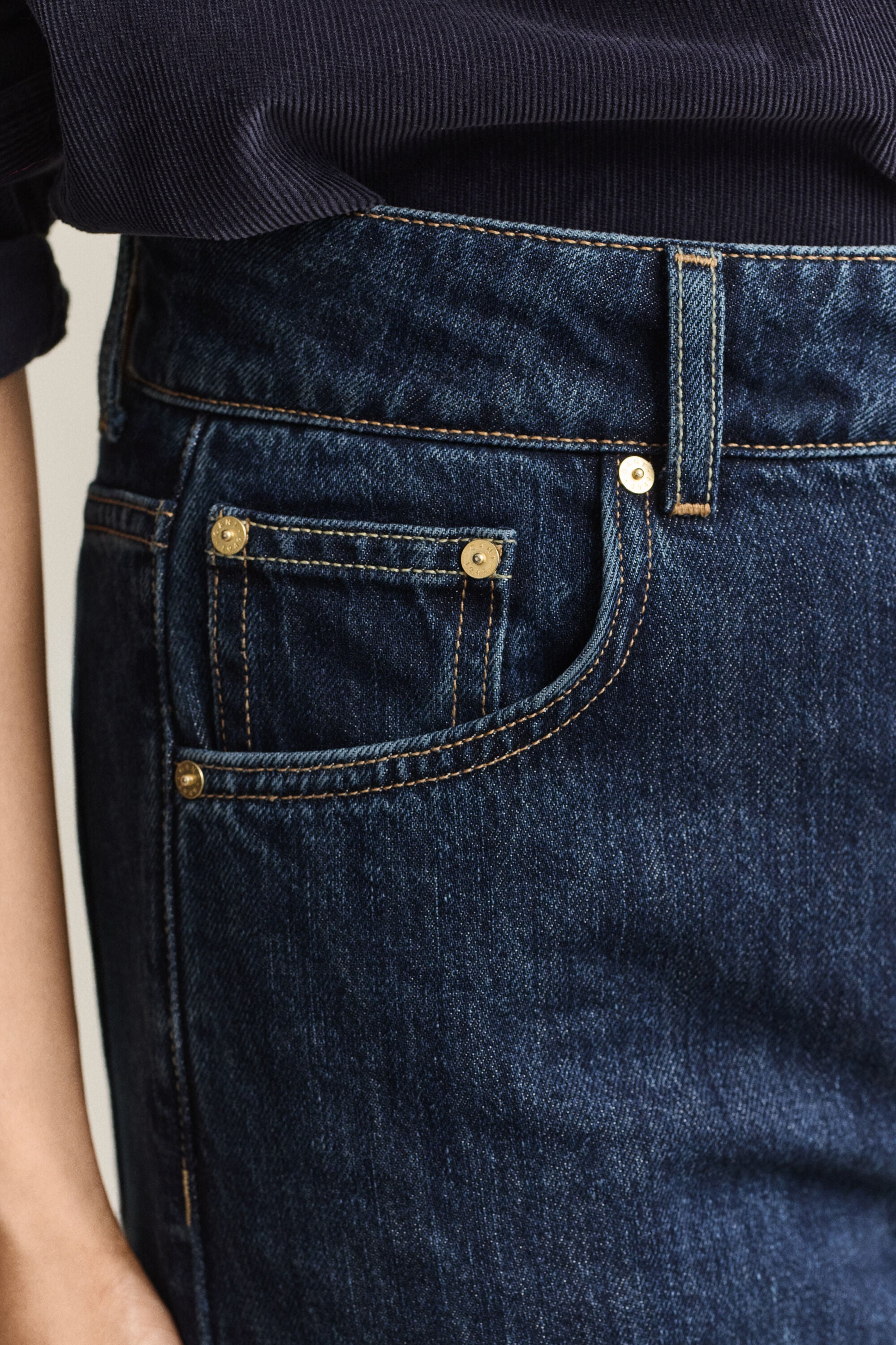 Relaxed jeans met knopen