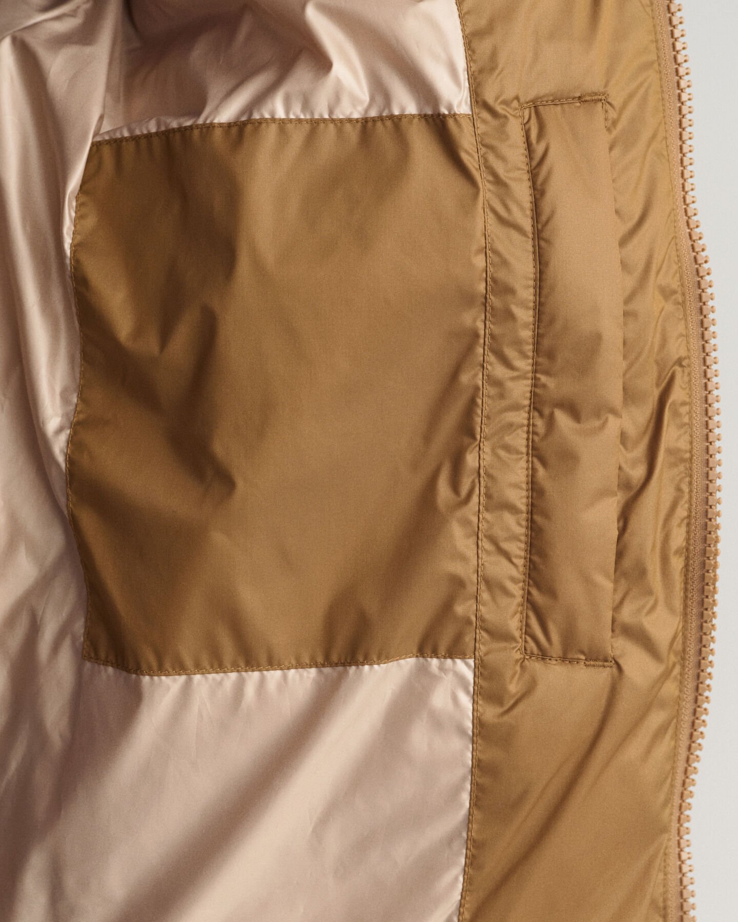 Glanzend gewatteerd jack