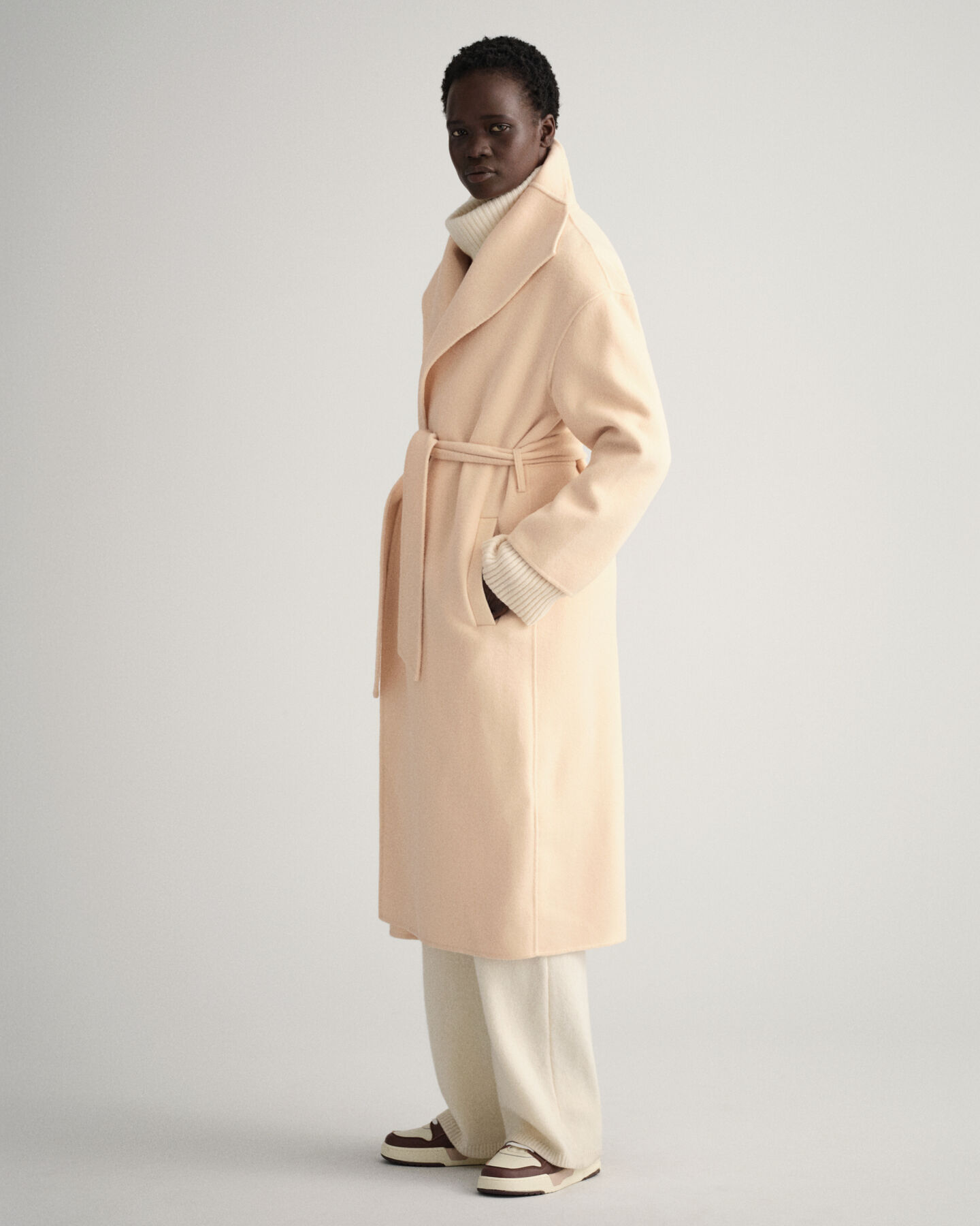 Met de hand gestikte jas met ceintuur