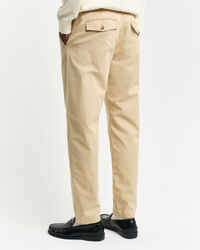 Regular Fit canvas chino met taps toelopende pijpen