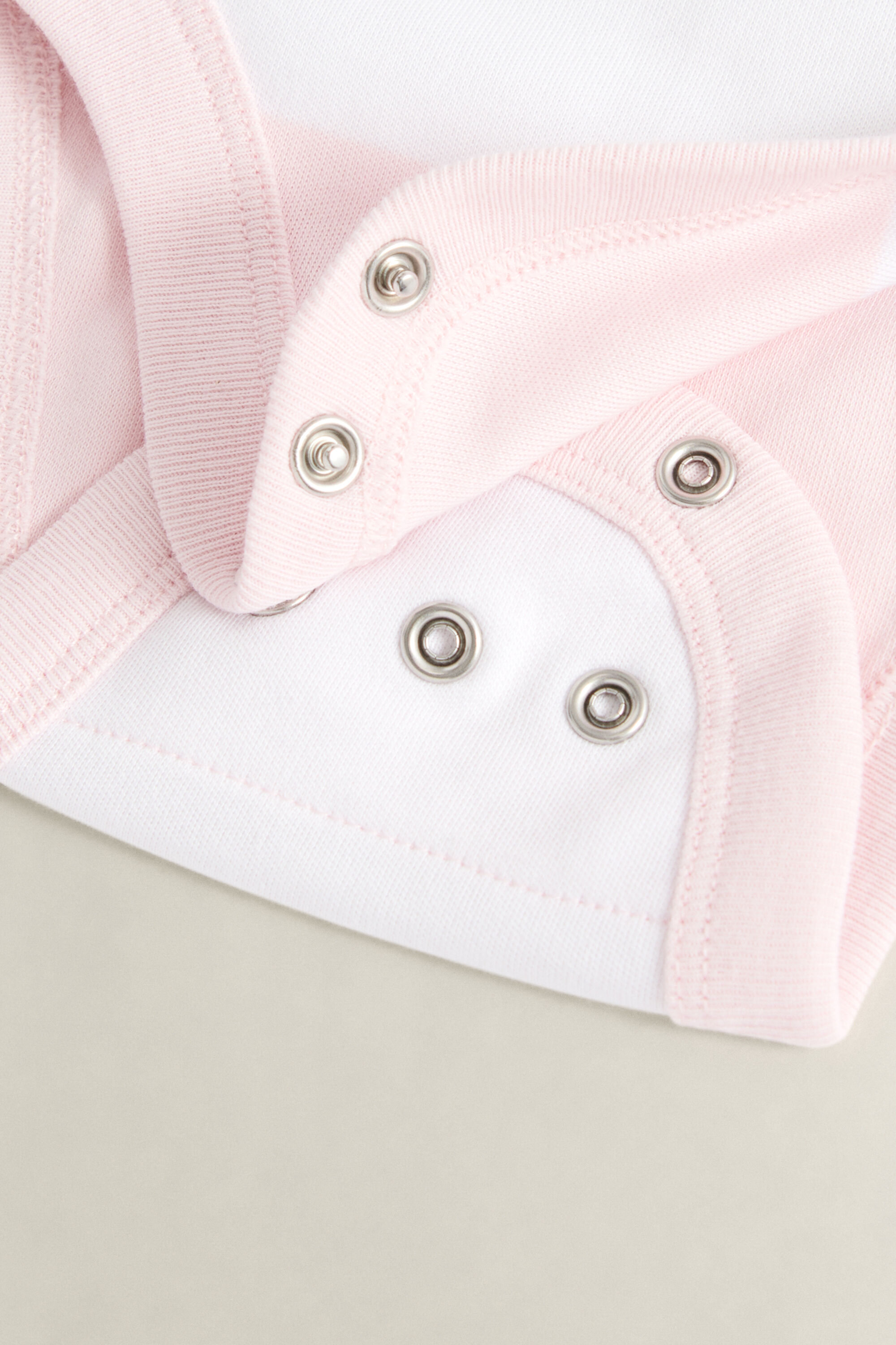 Baby set van twee gestreepte rompertjes