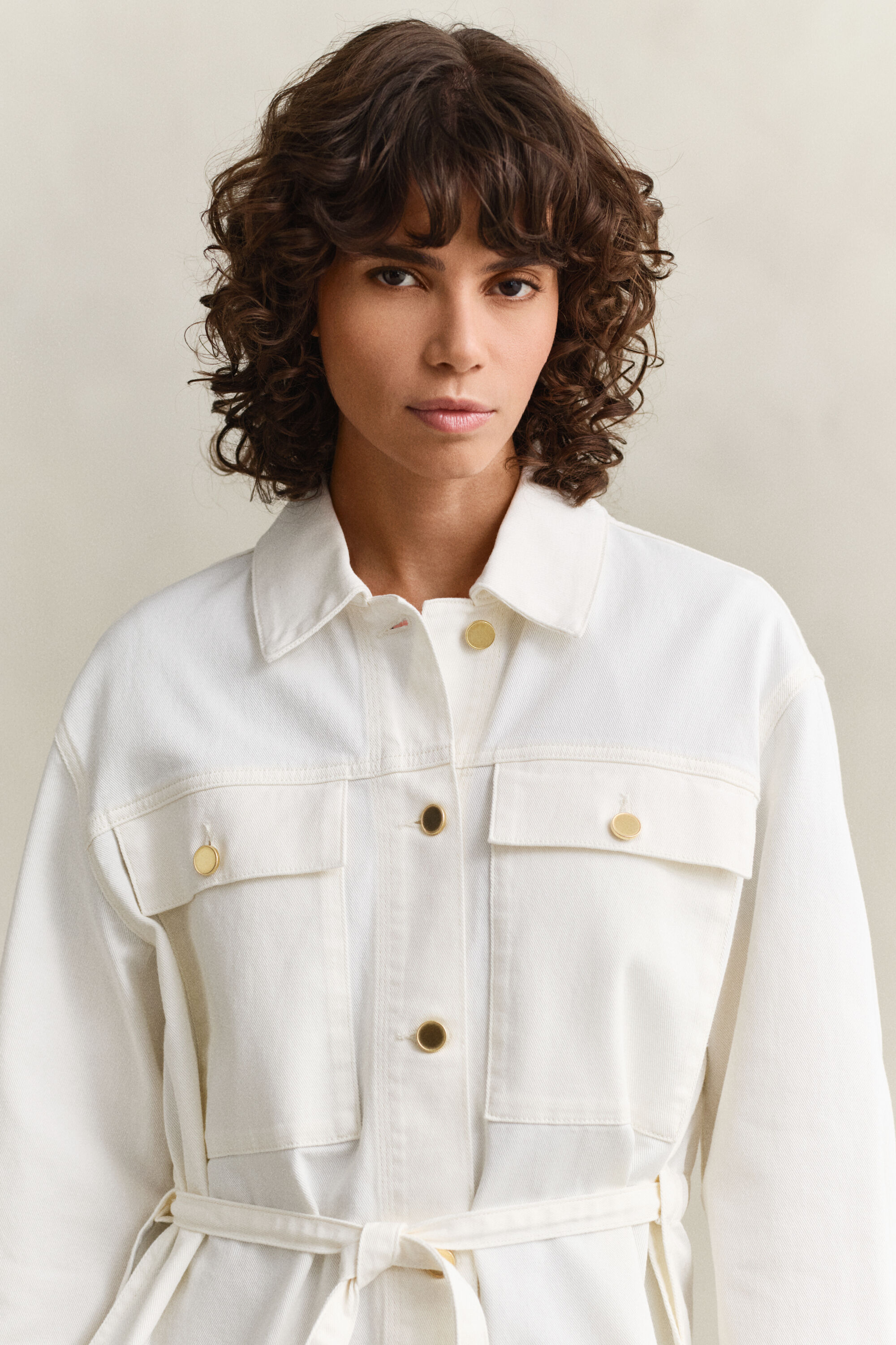 Spijkerjasje met strikdetails