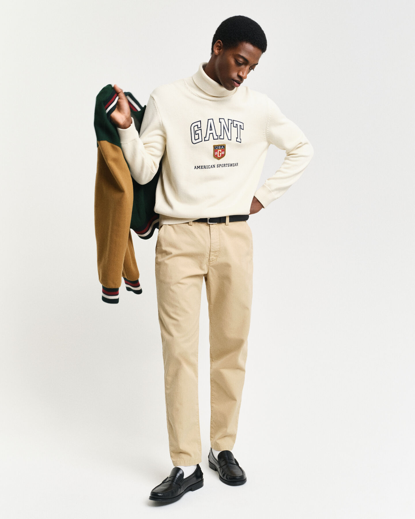 Regular Fit canvas chino met taps toelopende pijpen