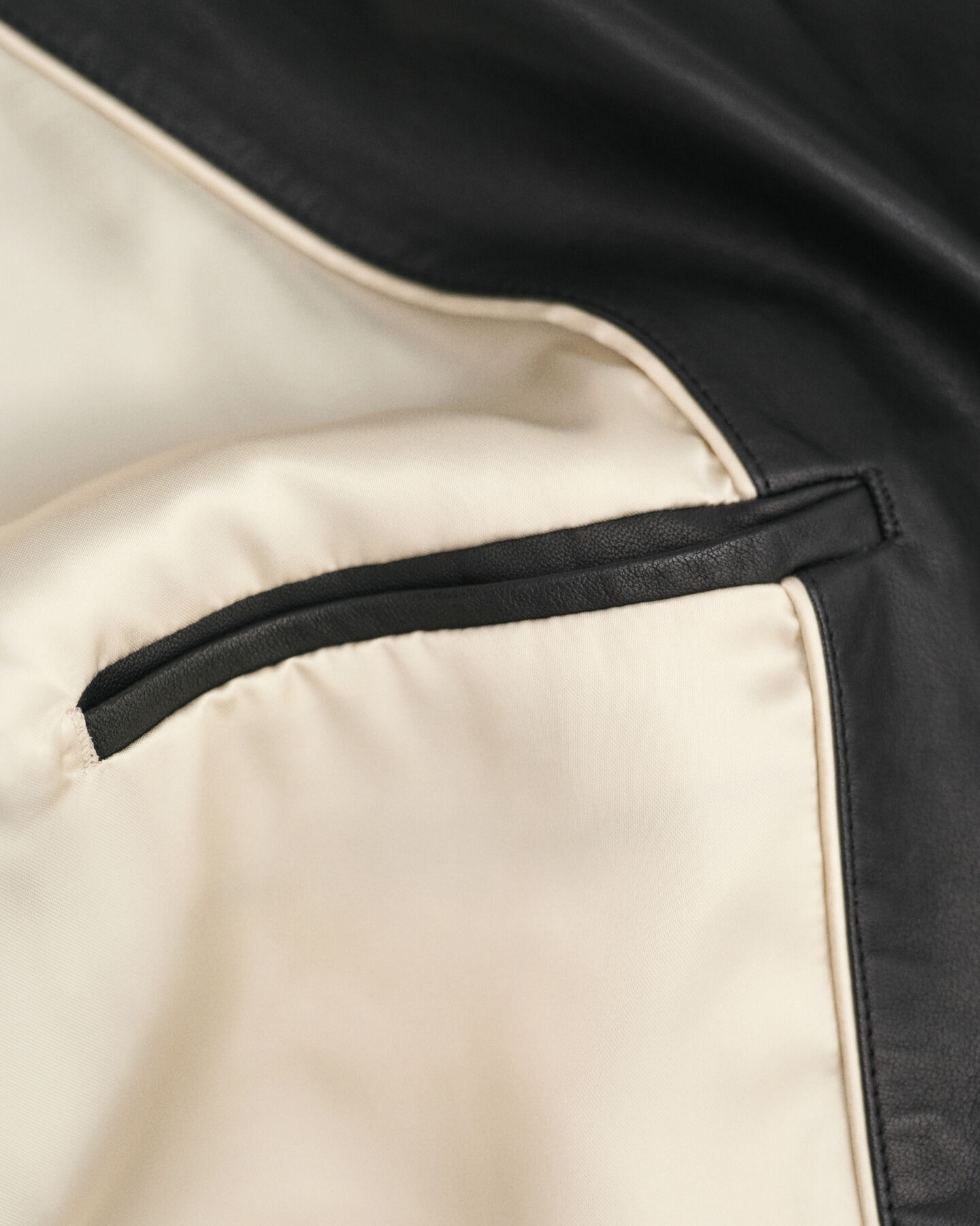 Leren short met plooien