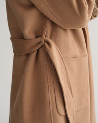 Met de hand gestikte jas met ceintuur