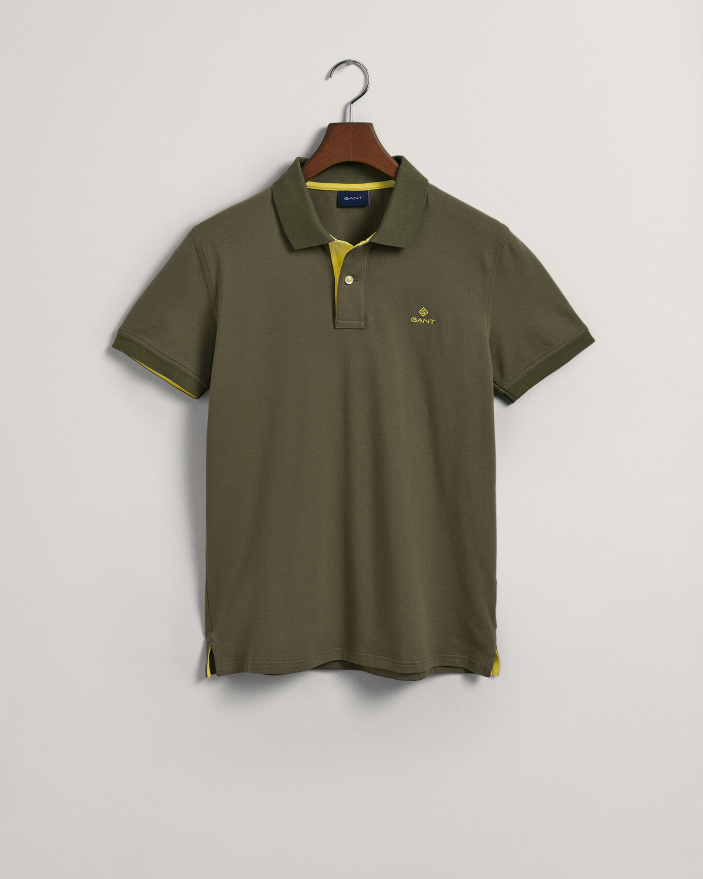 Piqu&eacute; poloshirt met contrasterende kraag