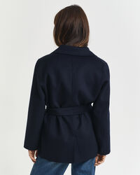 Met de hand gestikte jasje met ceintuur