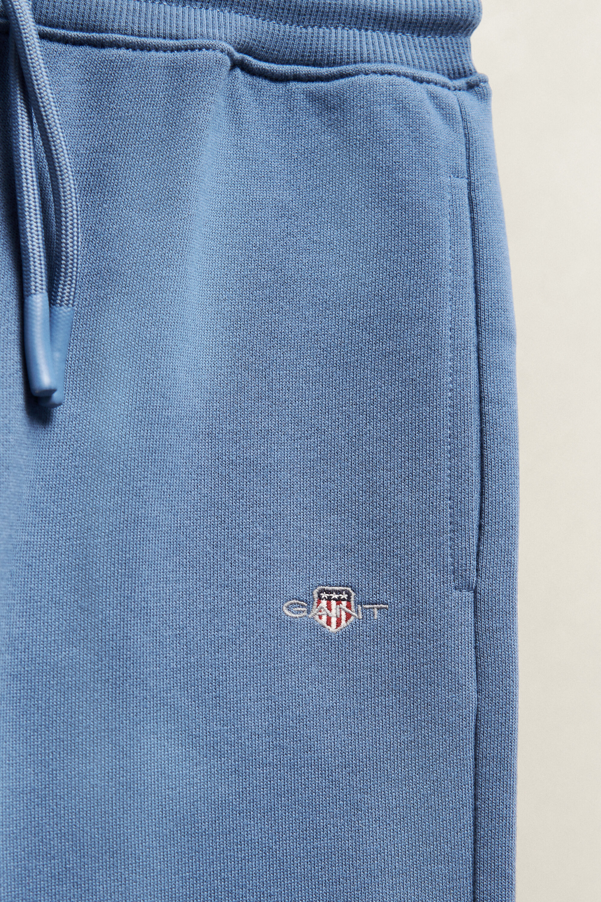 Jongensset van hoodie met rits en schild en een joggingbroek