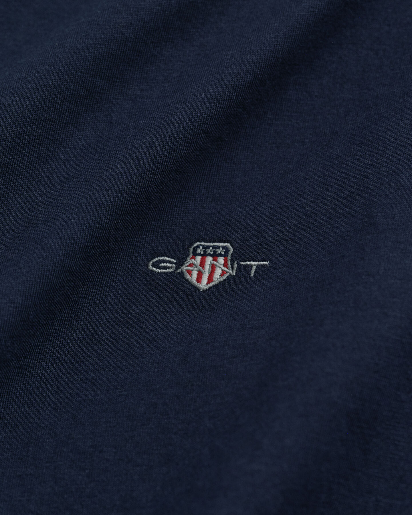 Slim Fit Shield T-shirt met V-hals